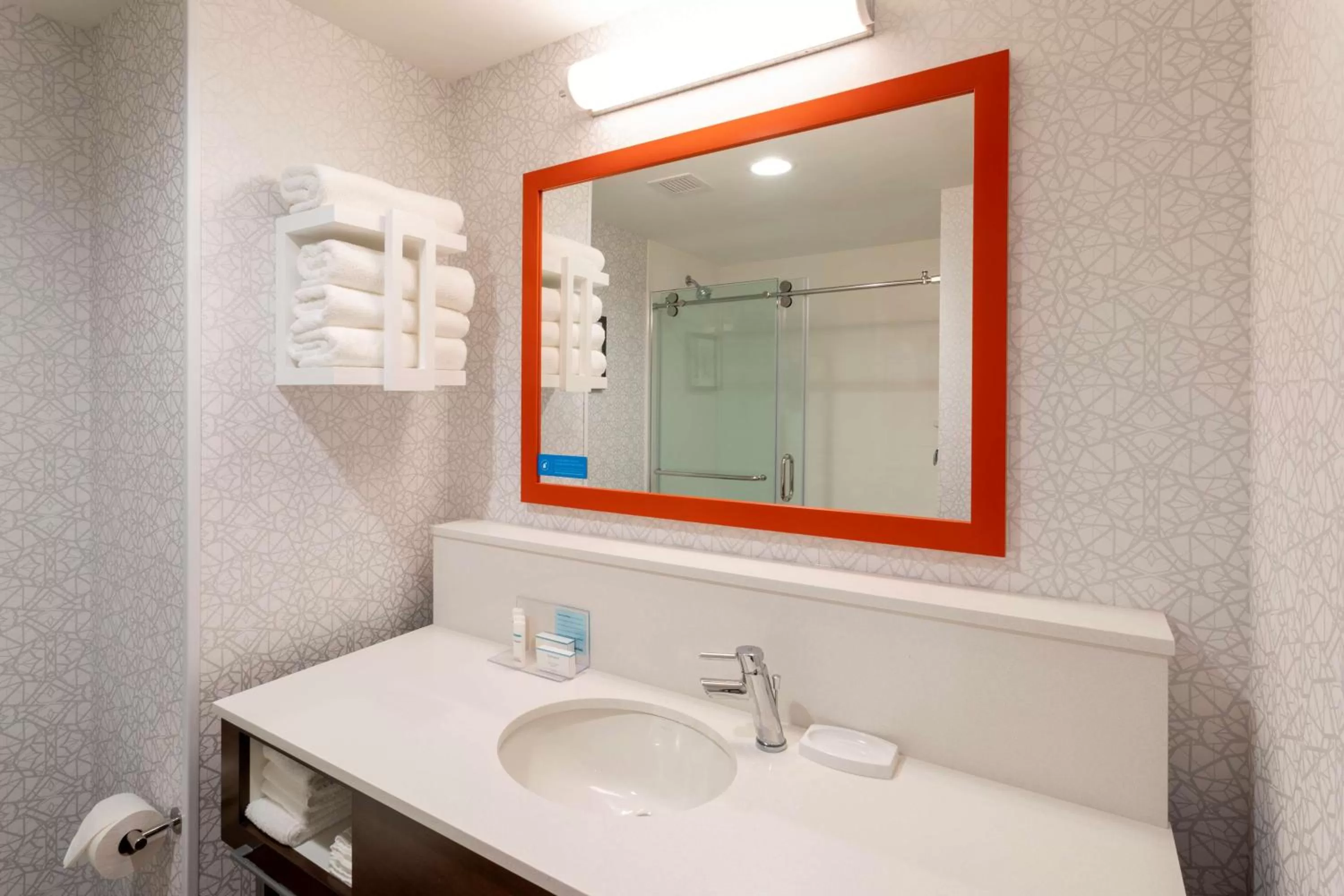 King Room - Hearing Access/Non-Smoking in Hampton Inn Eden Prairie Minneapolis