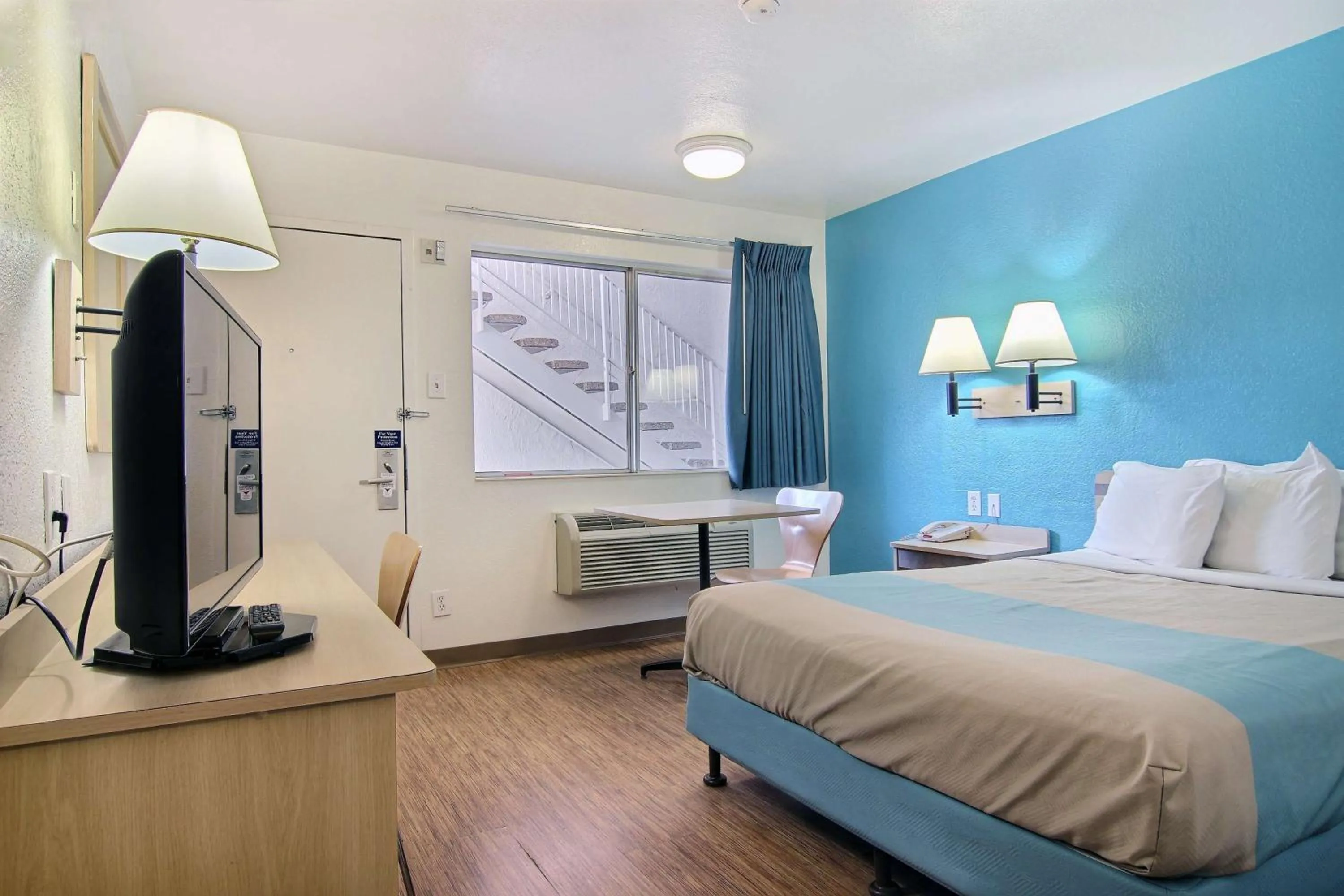 Deluxe Queen Room in Motel 6-Lubbock, TX