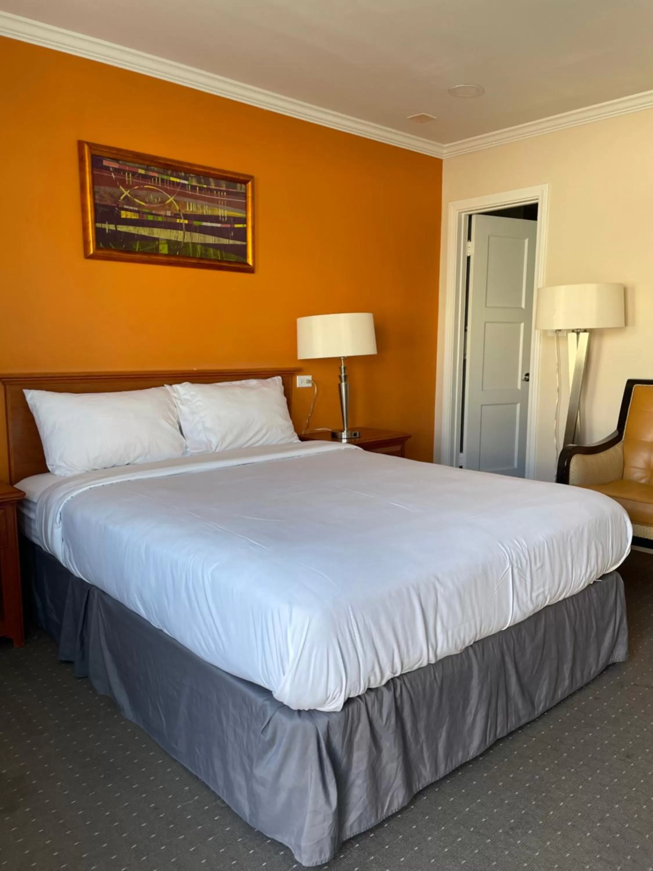 Queen Room - Non-Smoking in Howard Johnson by Wyndham Ridgecrest, CA