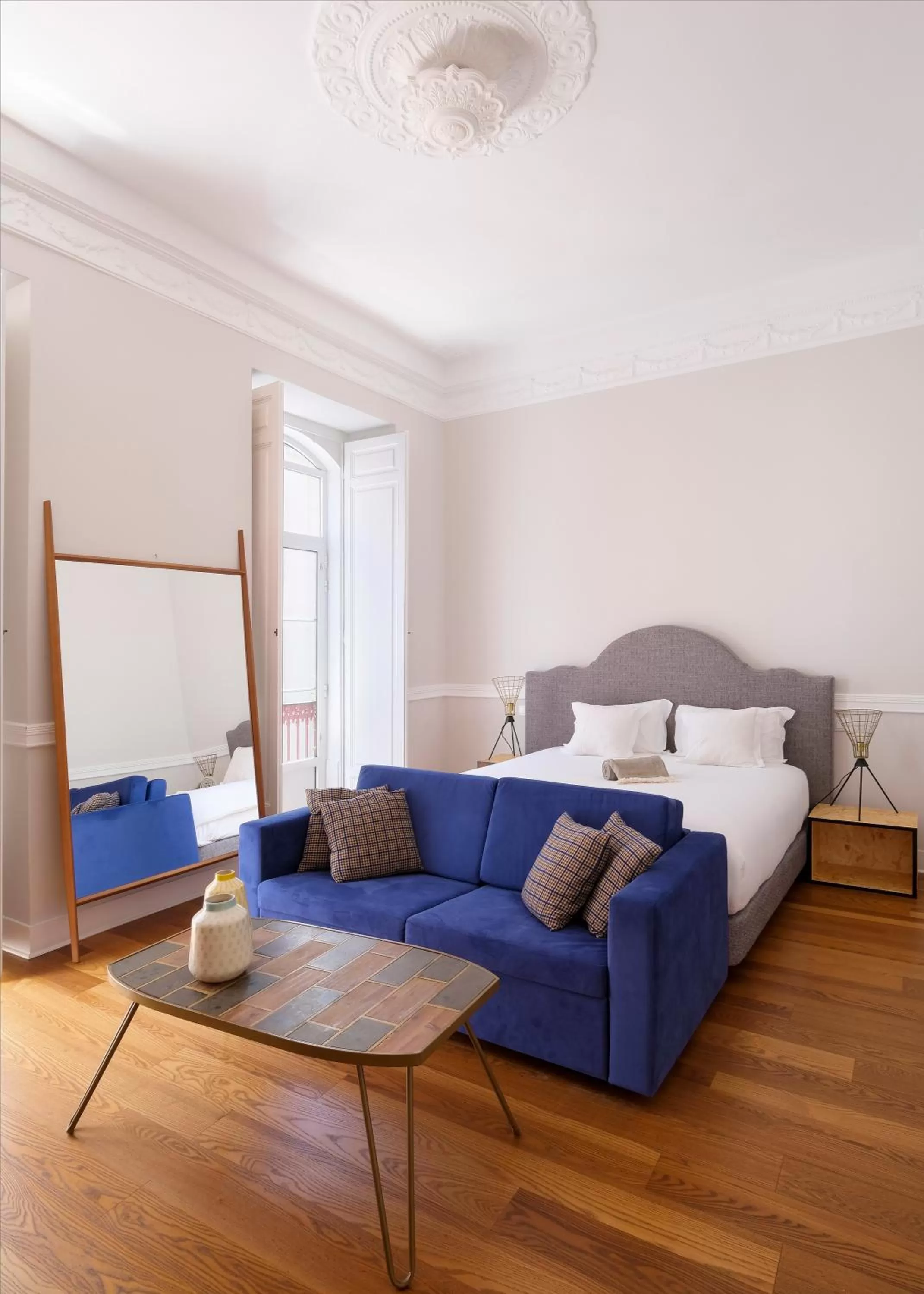 Master Suite with Balcony in 1869 Príncipe Real House