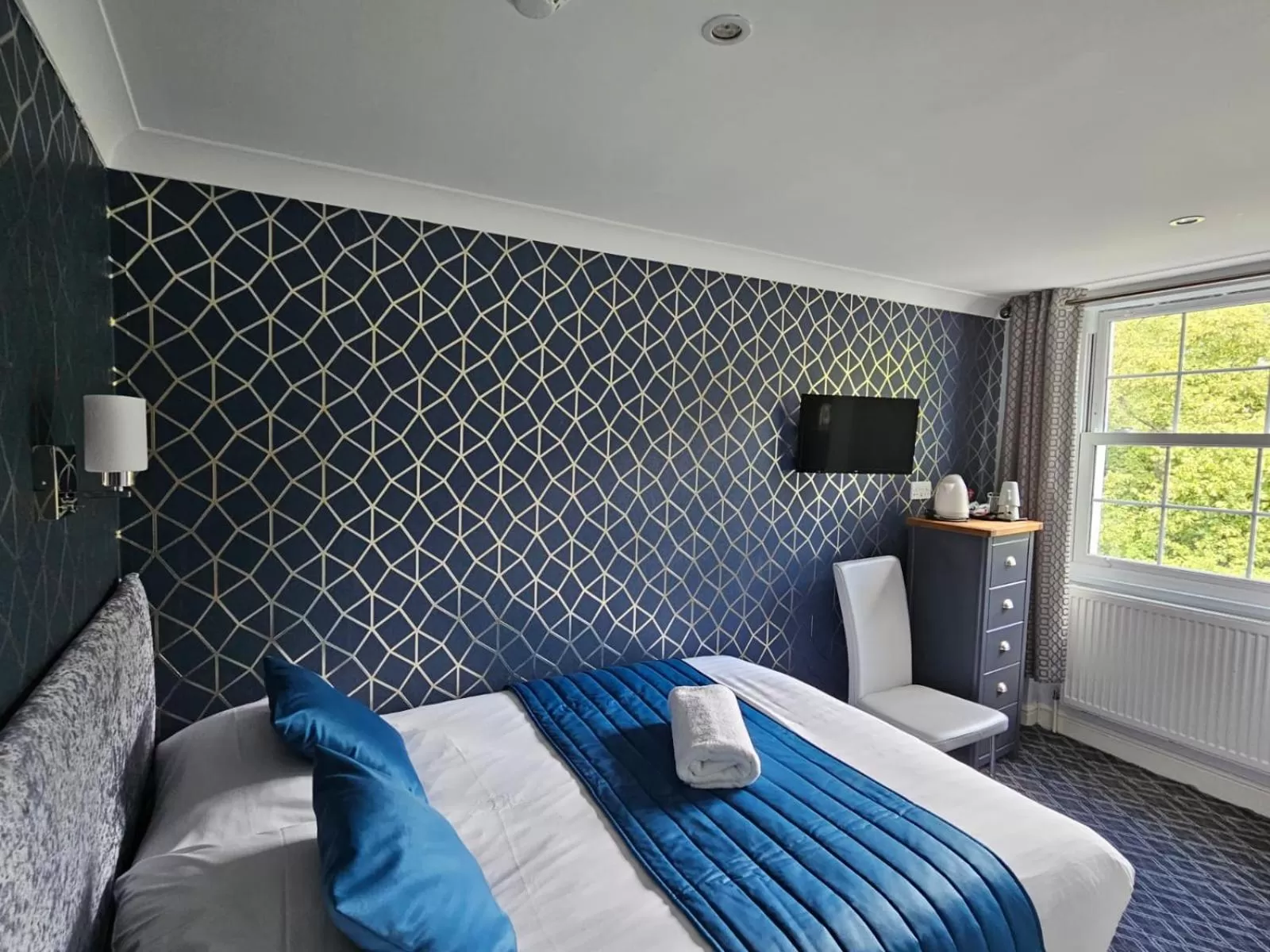 Small Double Room sleeps 1 or 2 - Top Floor in Mentone Hotel