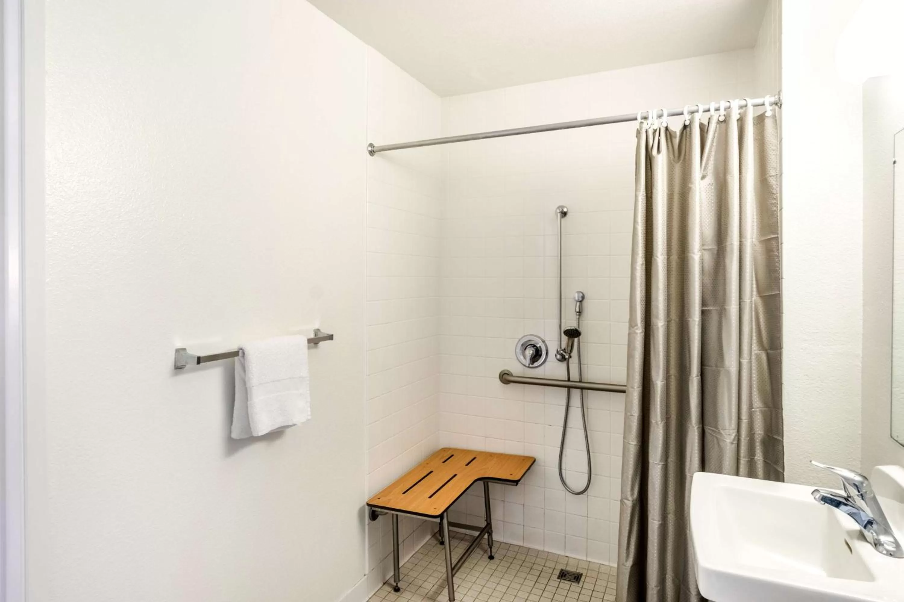 Queen Room - single occupancy - Disability Access - Non-Smoking in Motel 6-Redding, CA - Central
