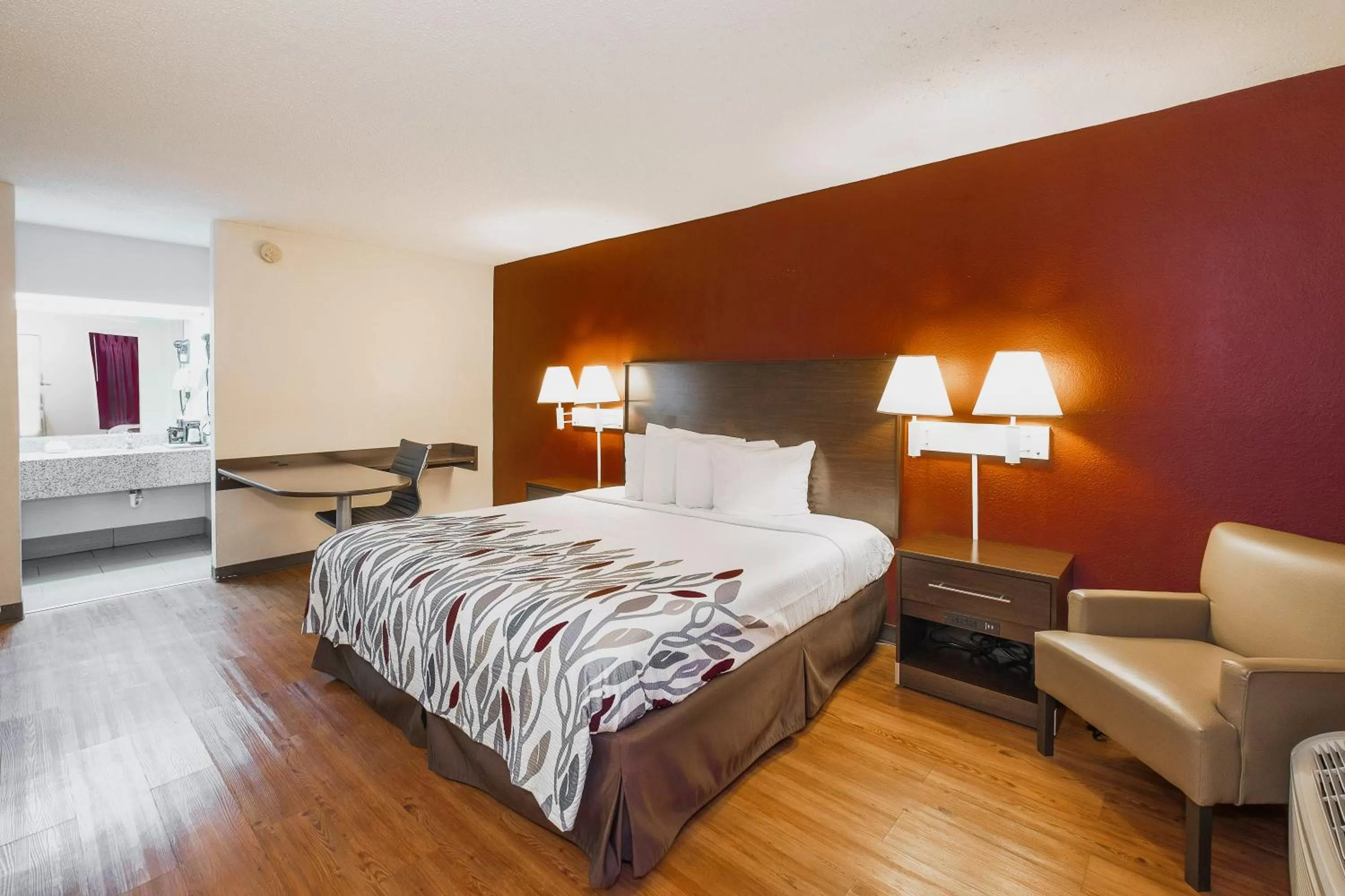 Superior King Room Non-Smoking in Red Roof Inn Walterboro