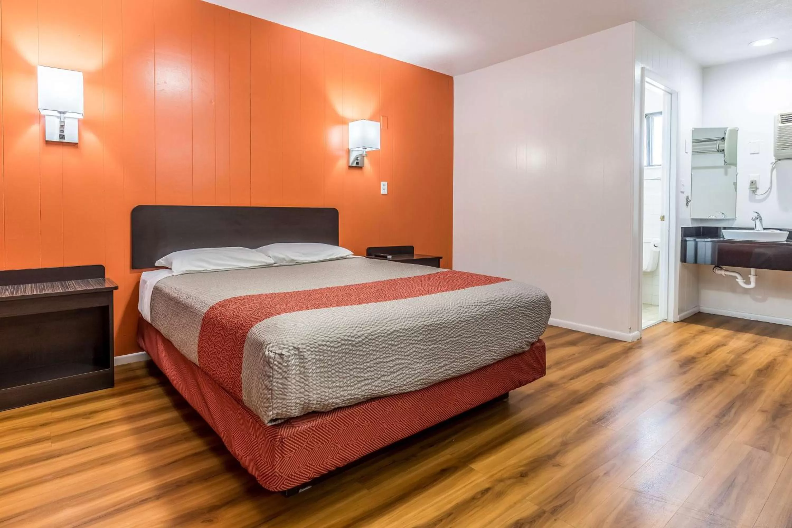 Queen Room - Non-Smoking in Motel 6 Tremonton, Utah