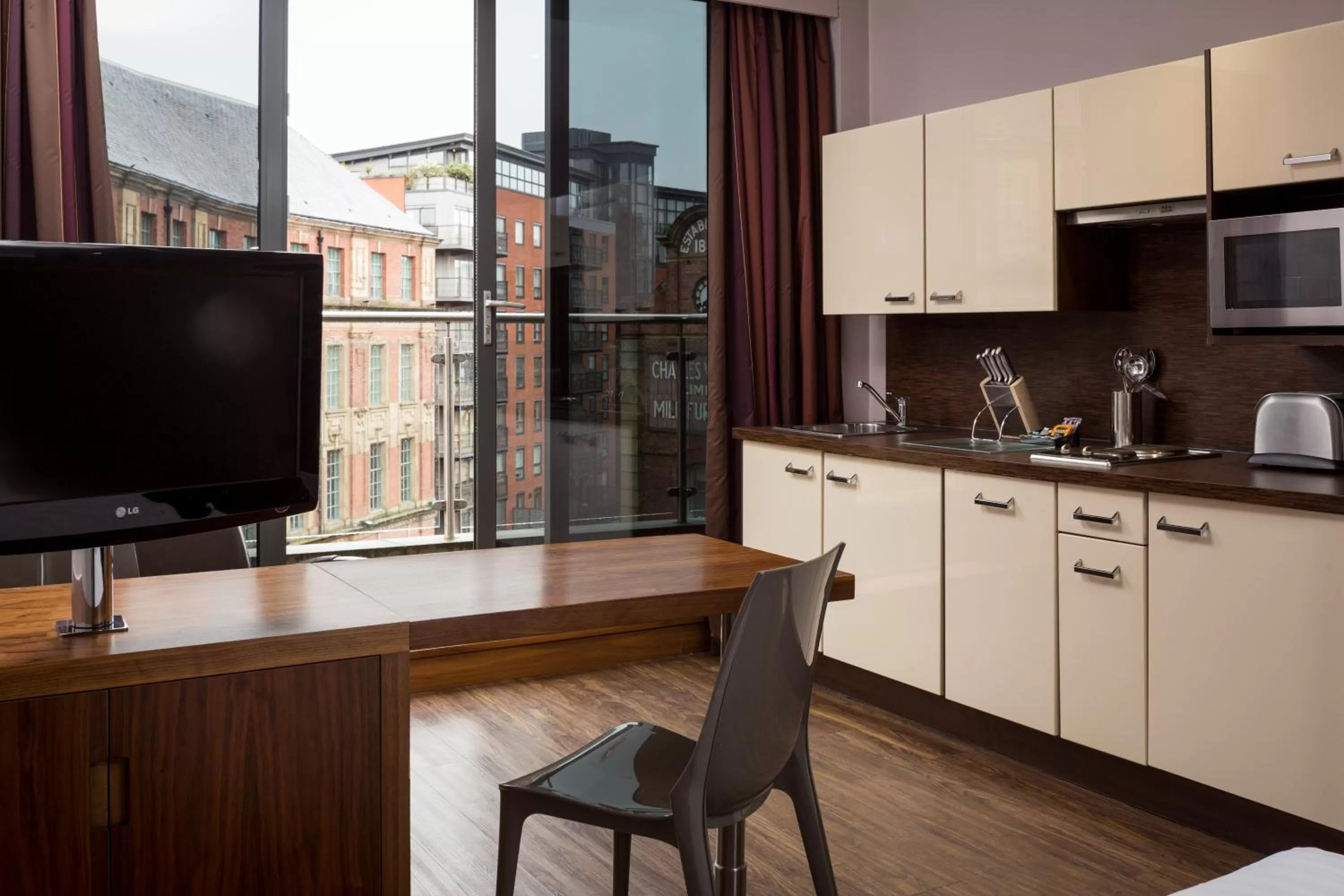 Smart Studio with Balcony in Roomzzz Leeds City
