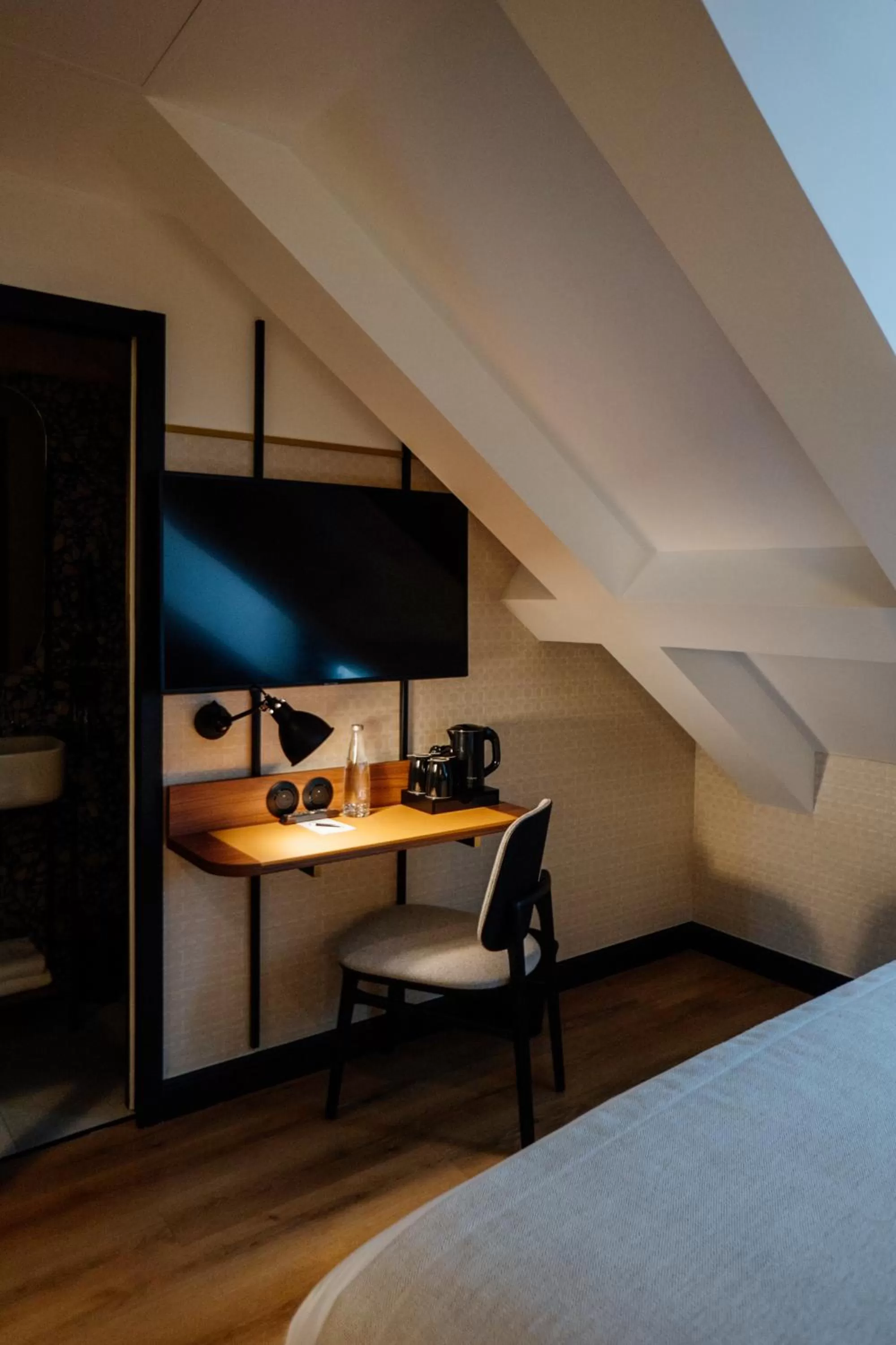 TV and multimedia, Bed in Hôtel Riesner