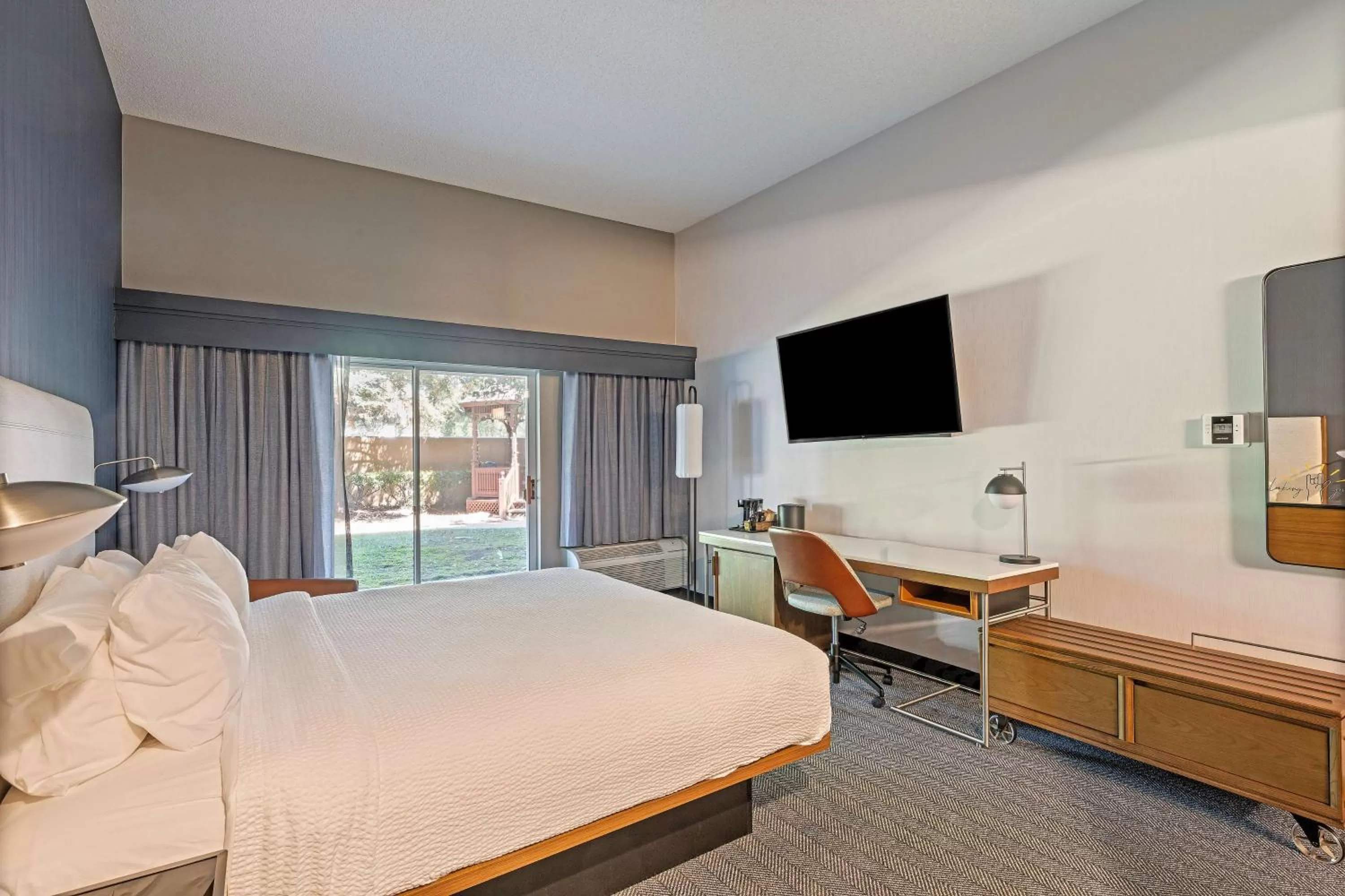 Guestroom King in Sonesta Select Pleasant Hill