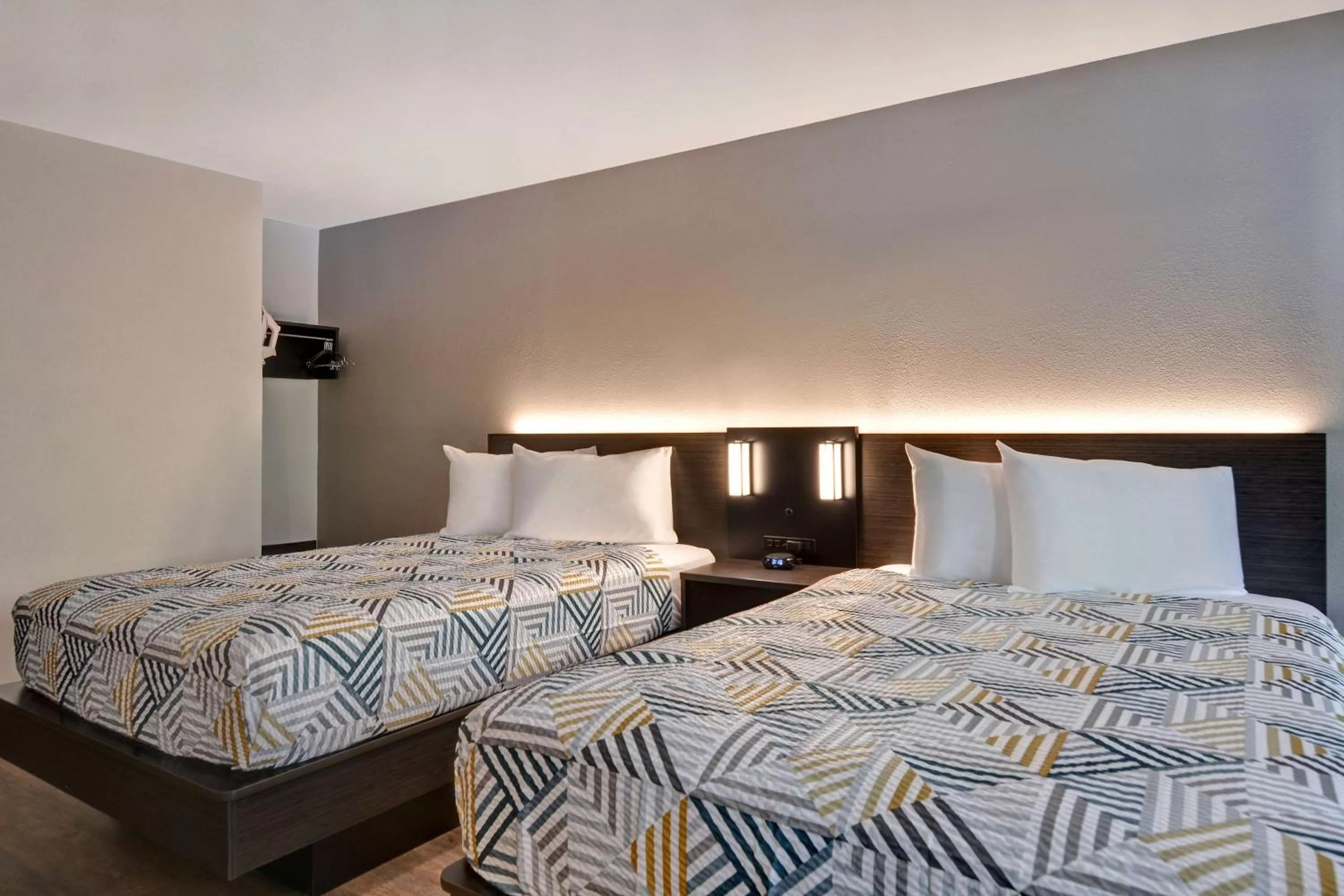 Deluxe Quadruple Room - Non-Smoking in Studio 6-Jacksonville, FL - Baymeadows