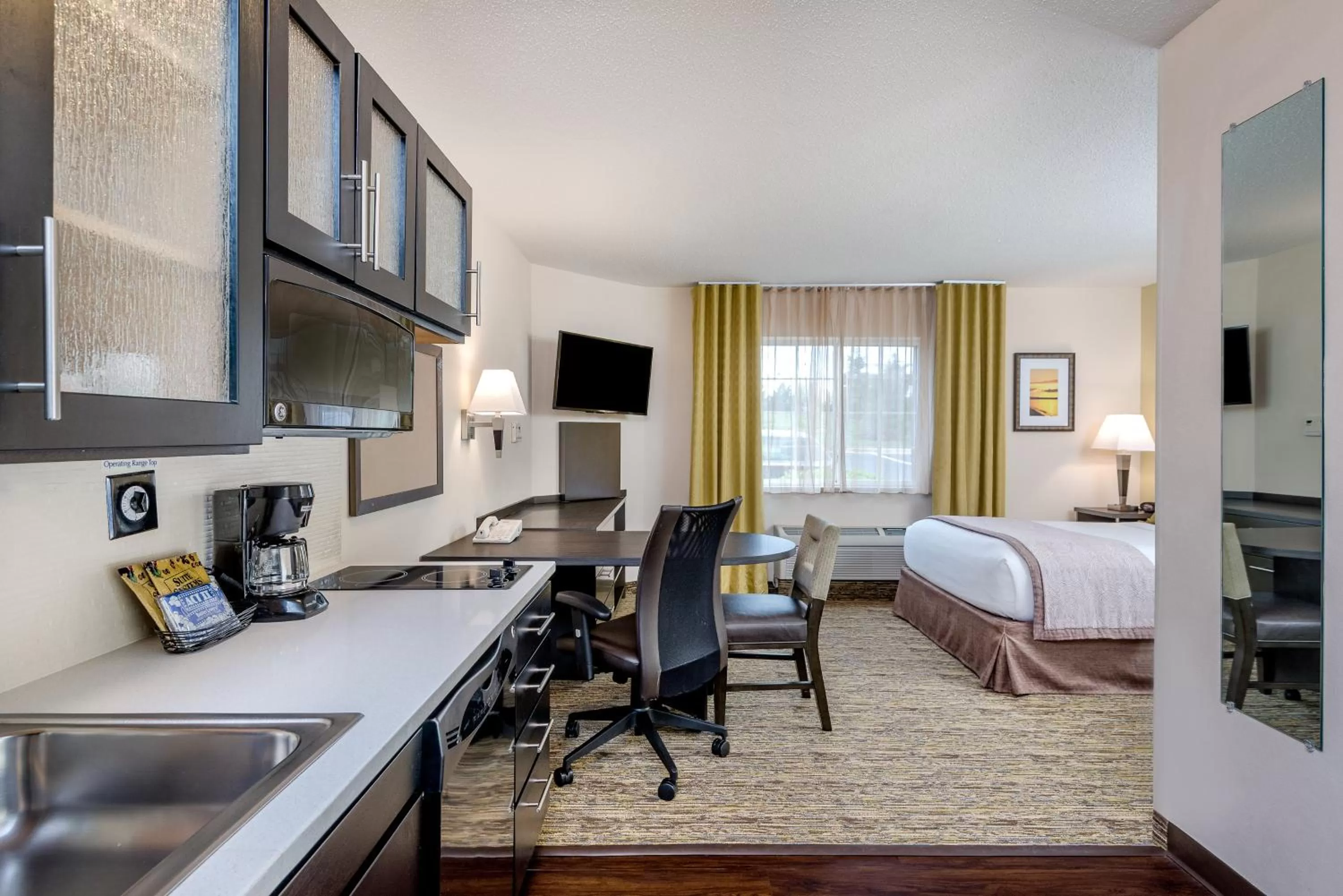 Queen Studio Suite with Bath Tub - Mobility Accessible - Non-Smoking in Candlewood Suites Sterling by IHG