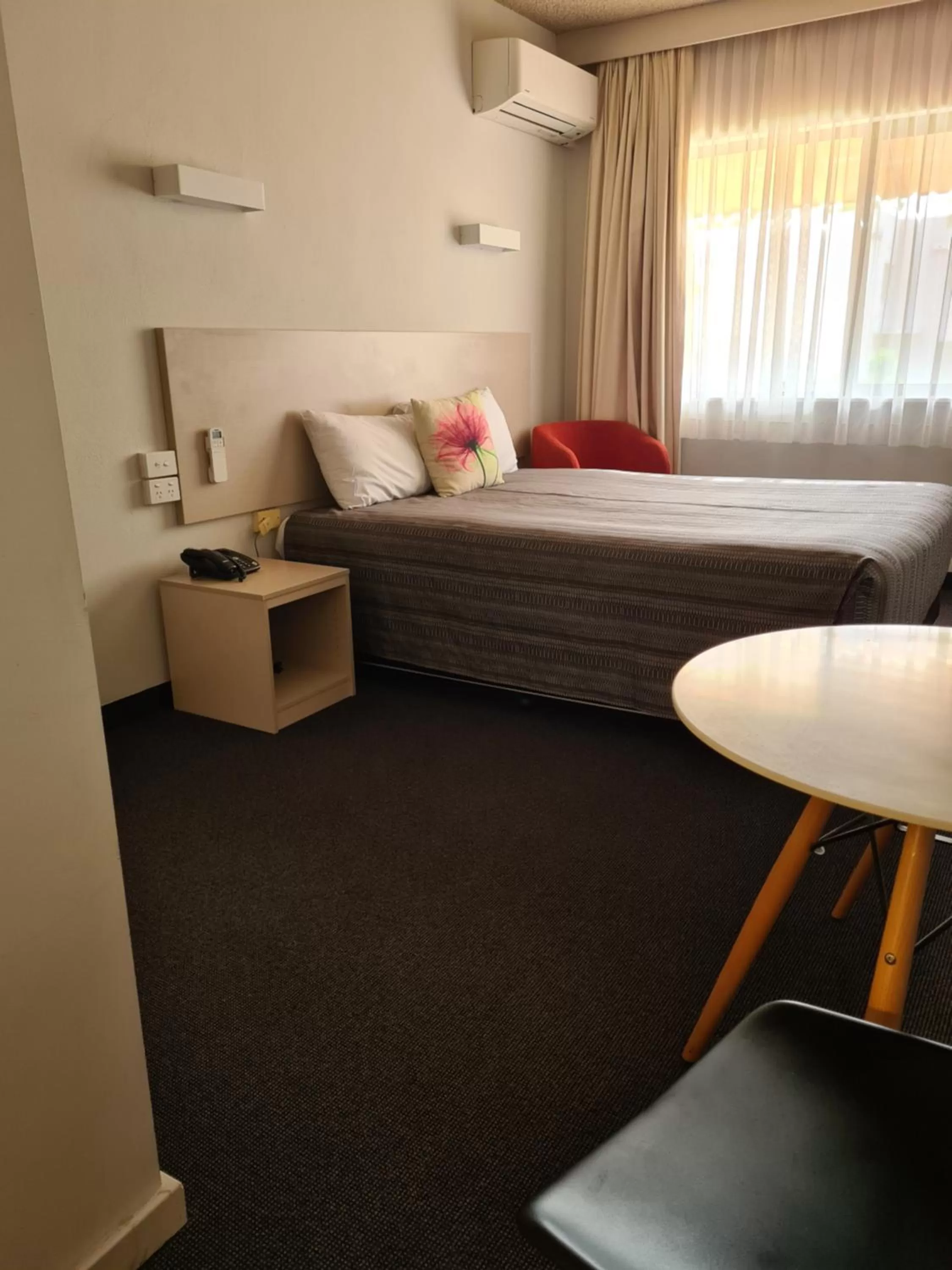 Queen Room in Belconnen Way Hotel & Serviced Apartments