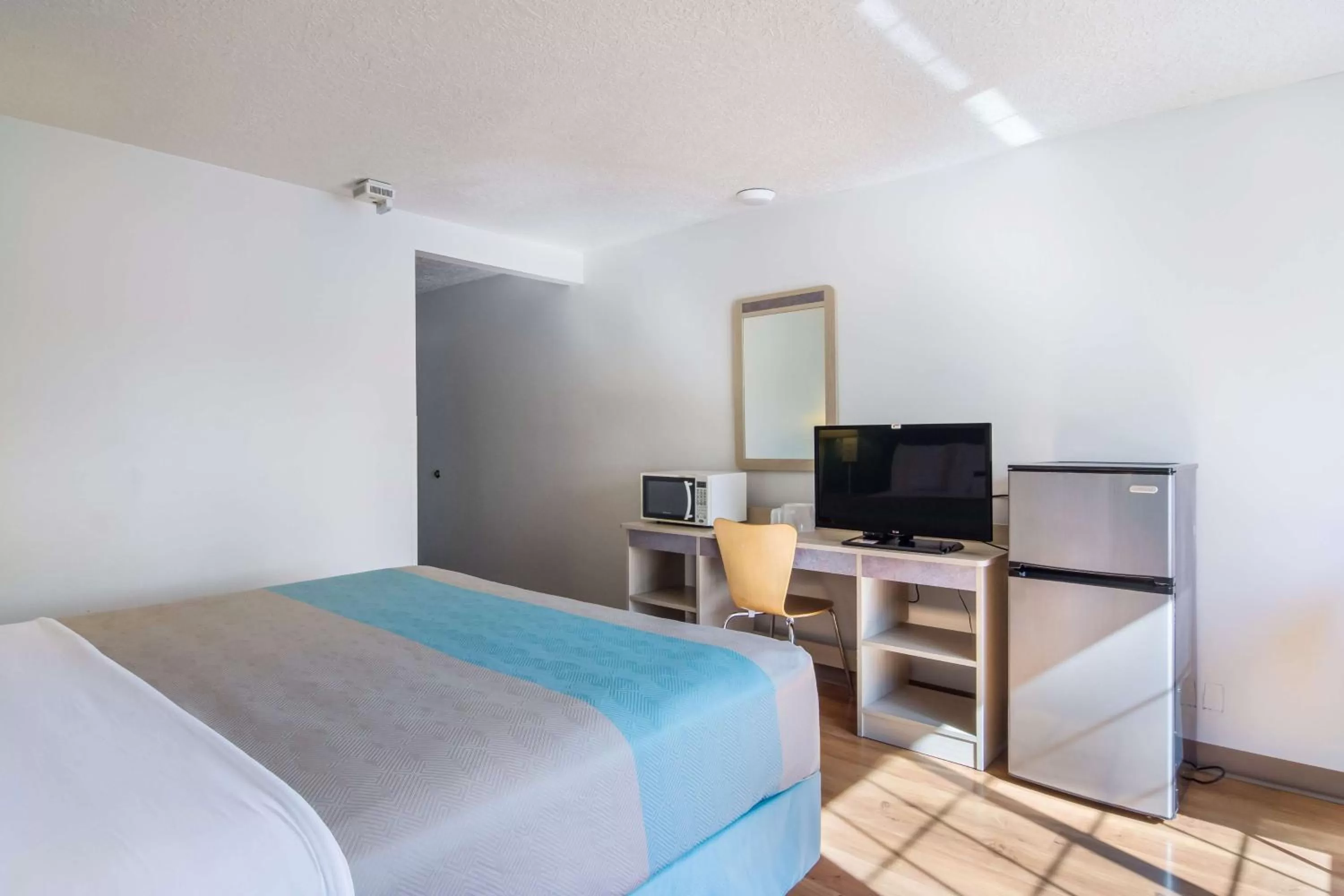 Queen Room - single occupancy - Disability Access - Non-Smoking in Motel 6-The Dalles, OR