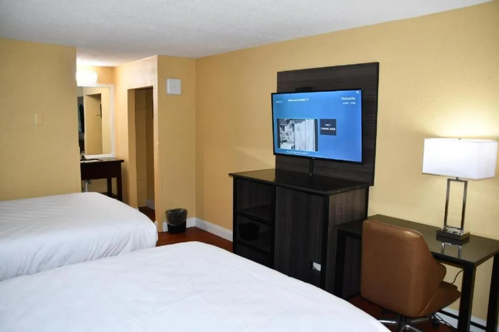 Queen Room with Two Queen Beds - Non-Smoking in Baymont by Wyndham Macon I-75