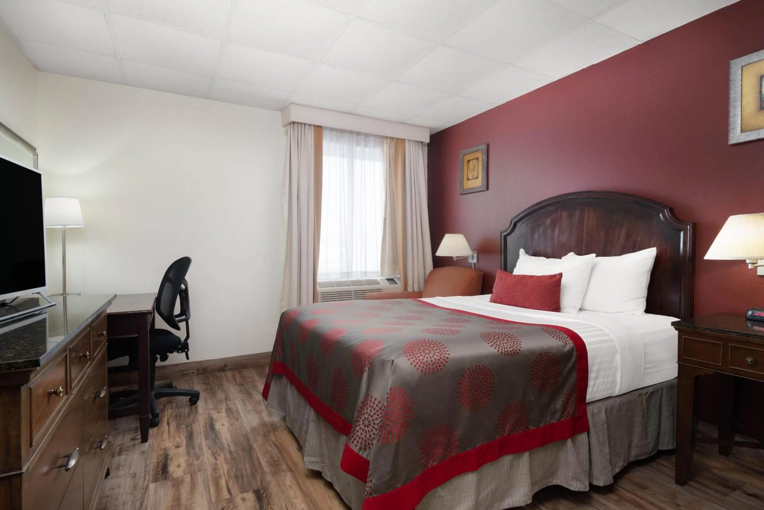 Queen Room - Mobility Access/Non-Smoking in Ramada by Wyndham Albert Lea