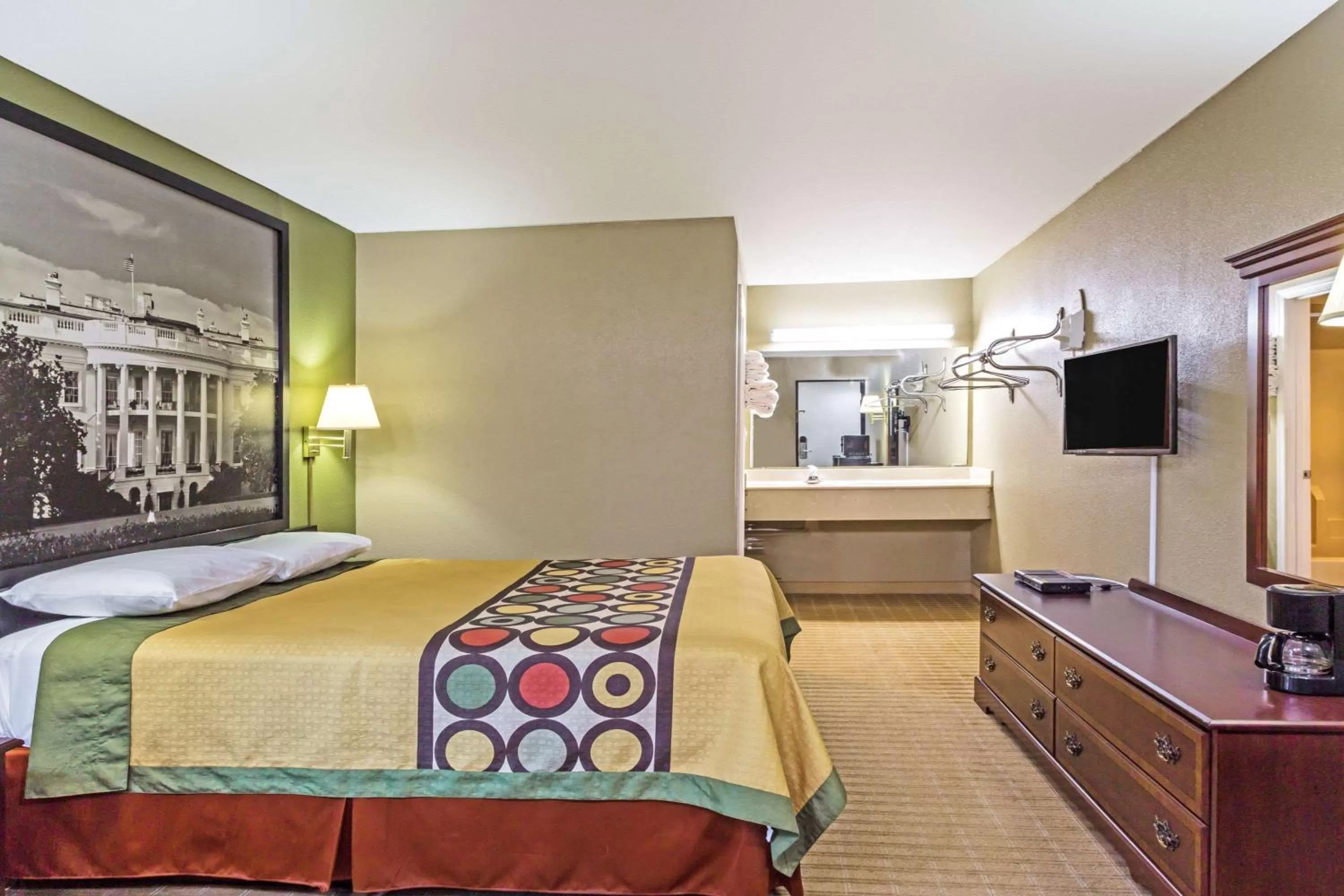 Deluxe King Room - Smoking in Super 8 by Wyndham Jessup/Baltimore Area