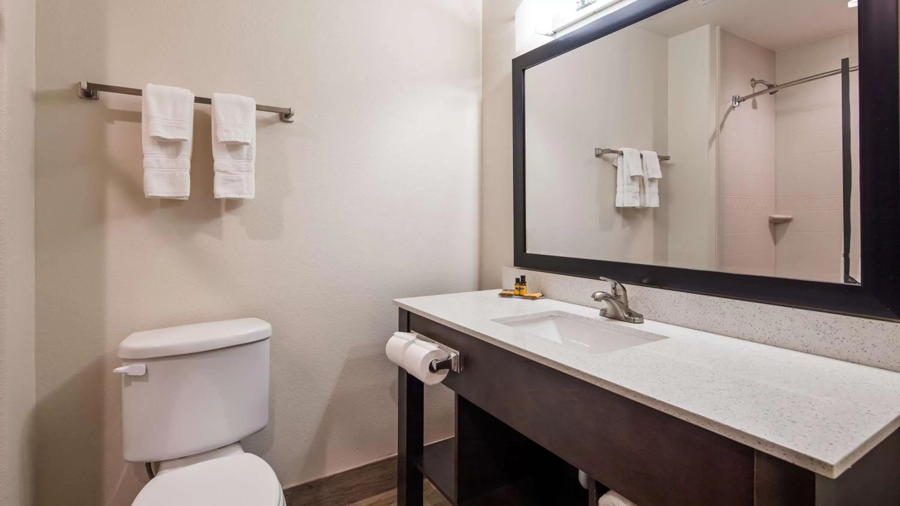 Queen Suite with Two Queen Beds and Sofa Bed in Best Western Plus Ardmore Inn & Suites