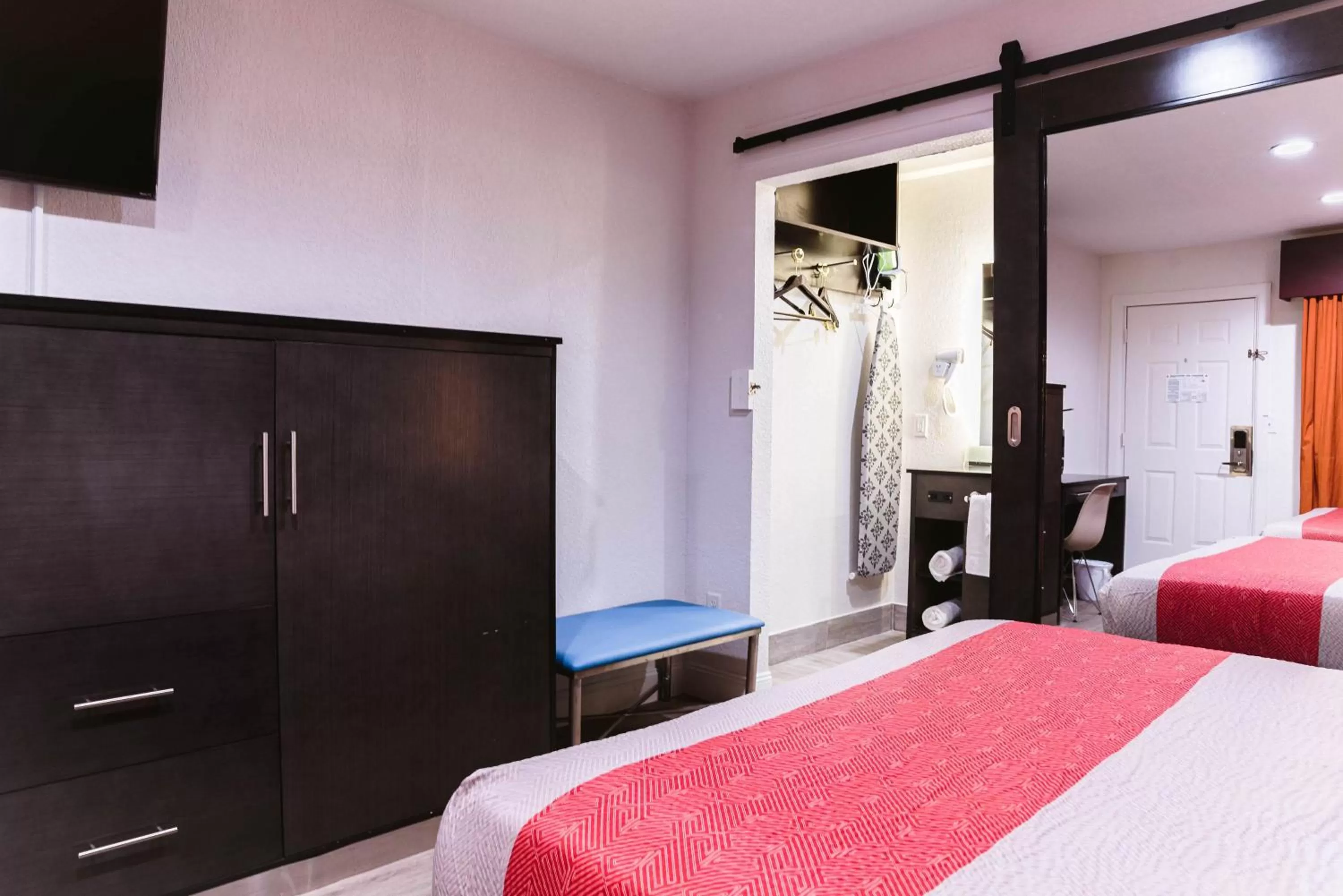 Queen Room with Two Queen Beds - Disability Access in Motel 6 Bellville, OH