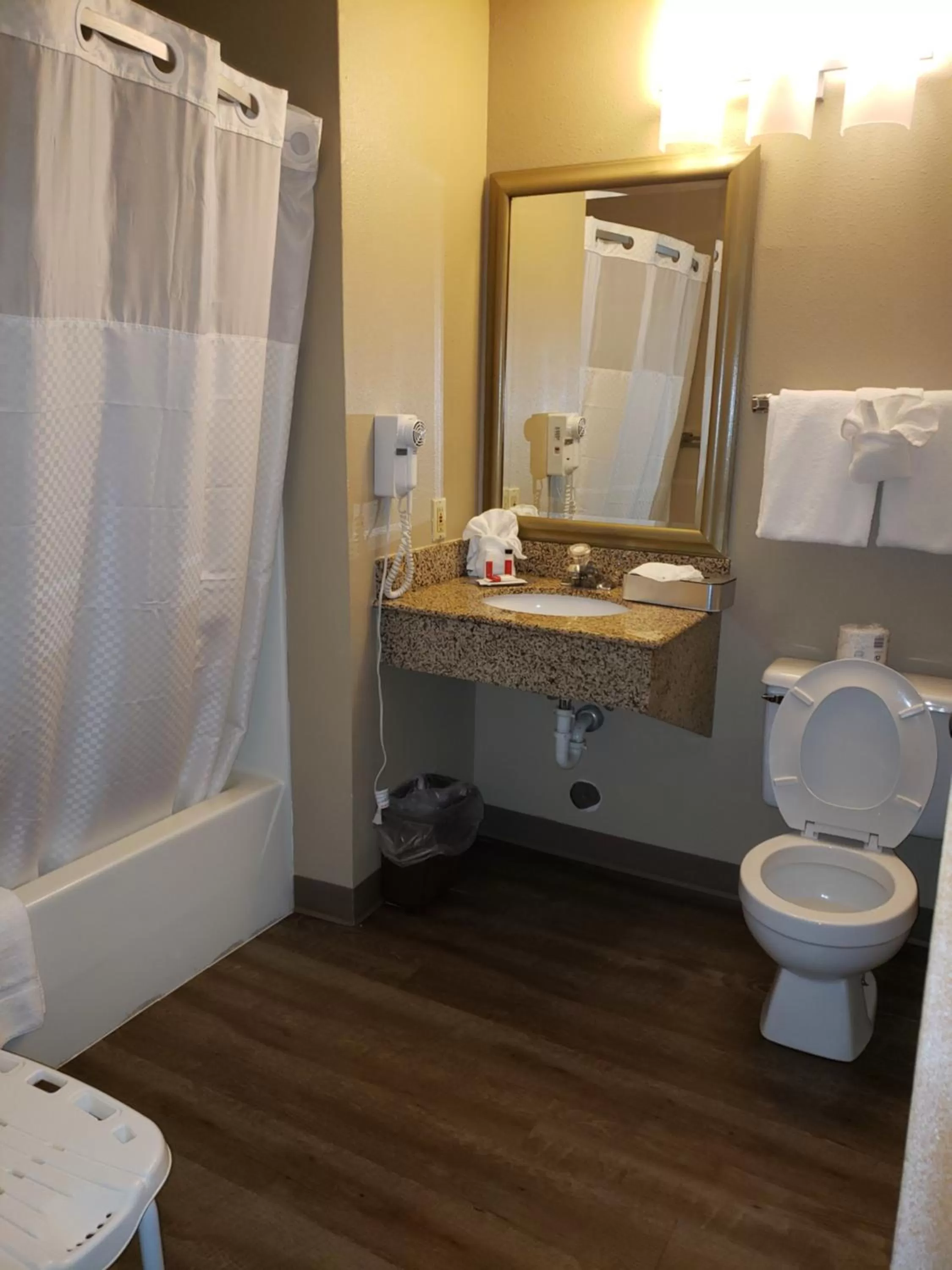 King Room - Mobility Access/Non-Smoking in Super 8 by Wyndham Milwaukee Airport