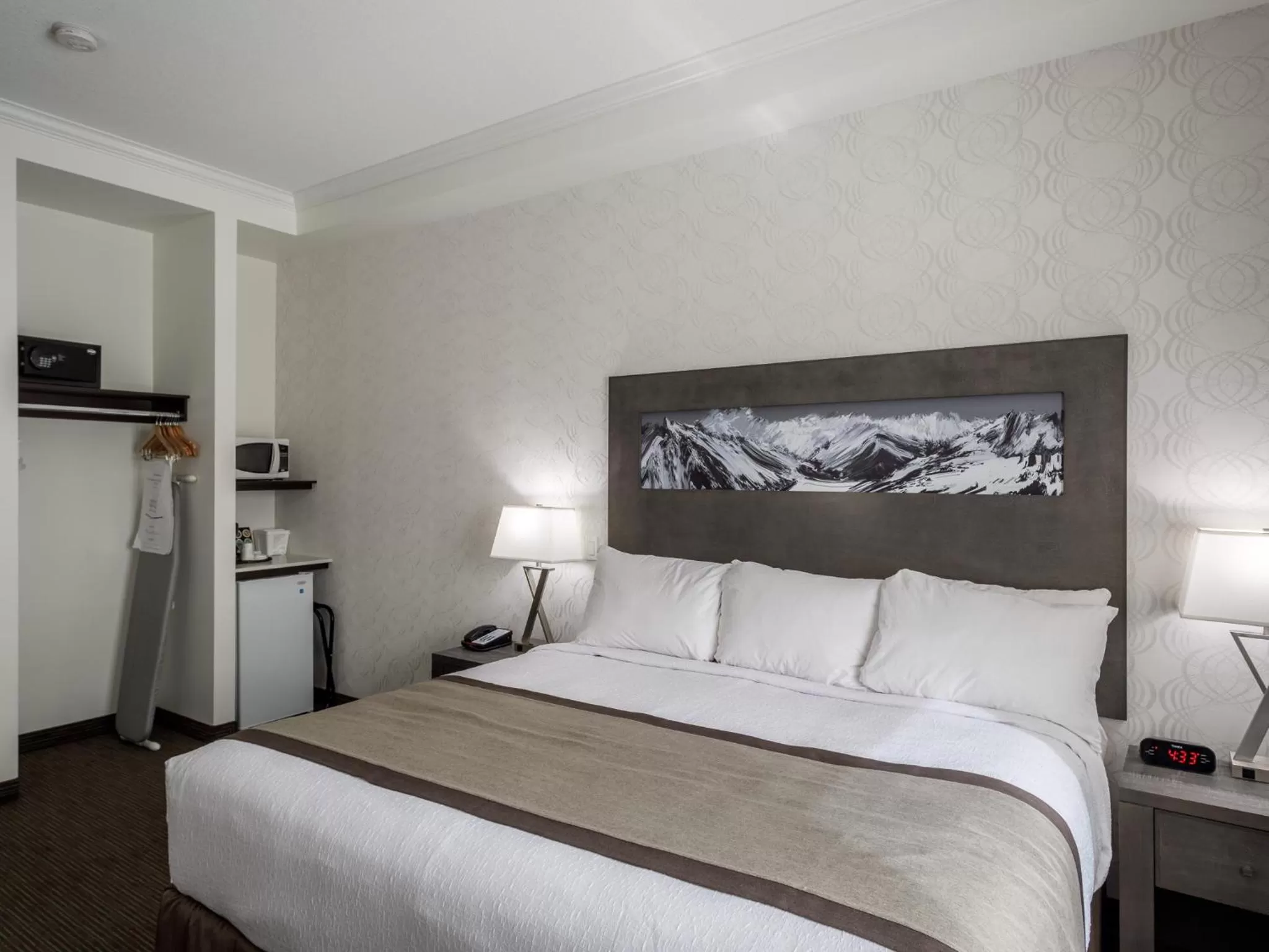 King Room - Disability Access/Non-Smoking in Ramada by Wyndham Revelstoke