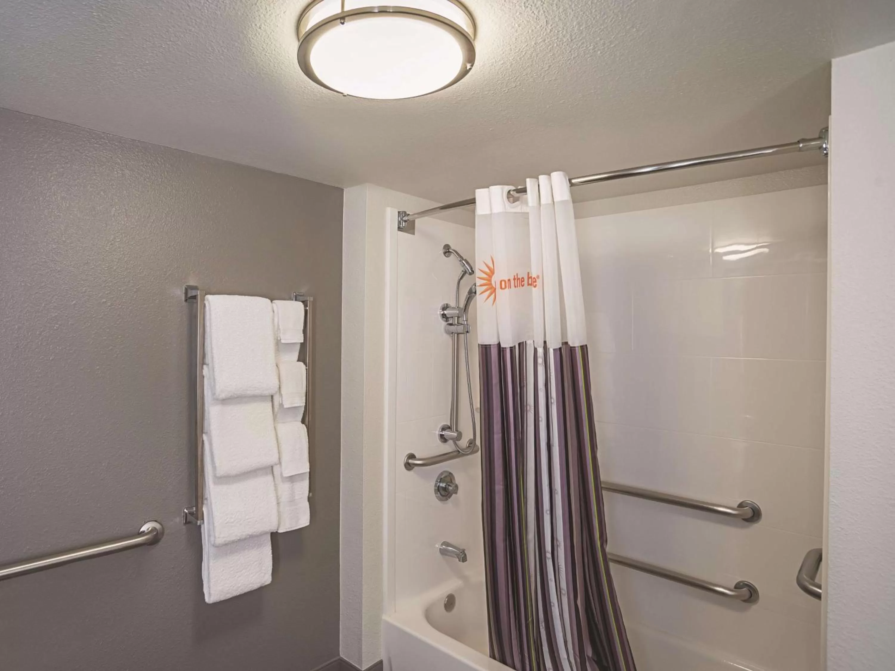 1 King Bed, One-Bedroom Mobility Accessible Suite, Tub w/ Grab Bars Non-Smoking in La Quinta by Wyndham Flagstaff