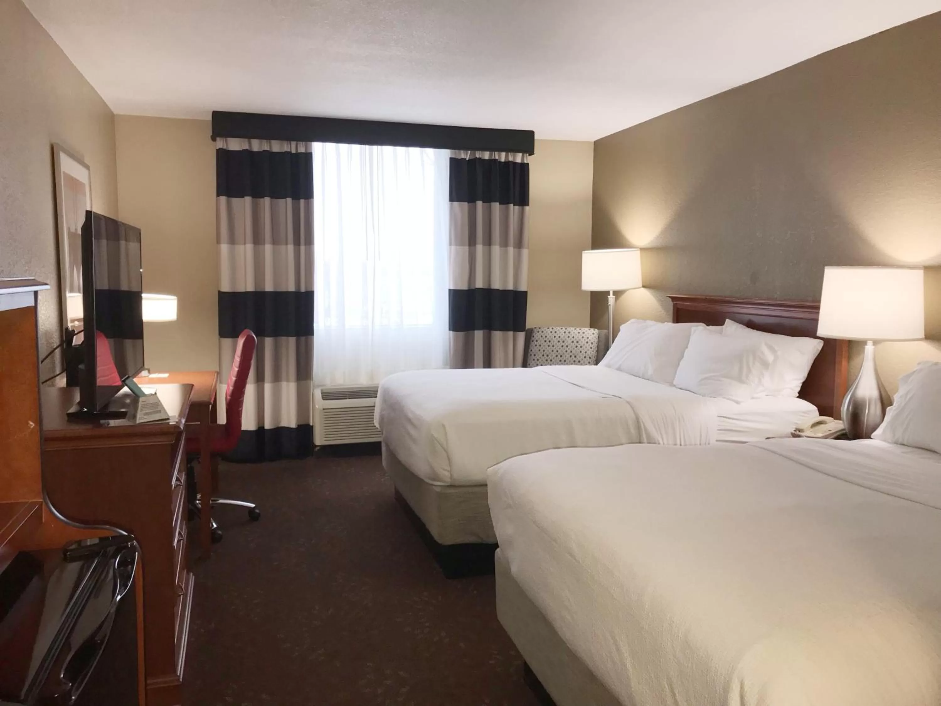 Queen Room with Two Queen Beds - Mobility Access Tub/Non-Smoking in Holiday Inn Alexandria by IHG