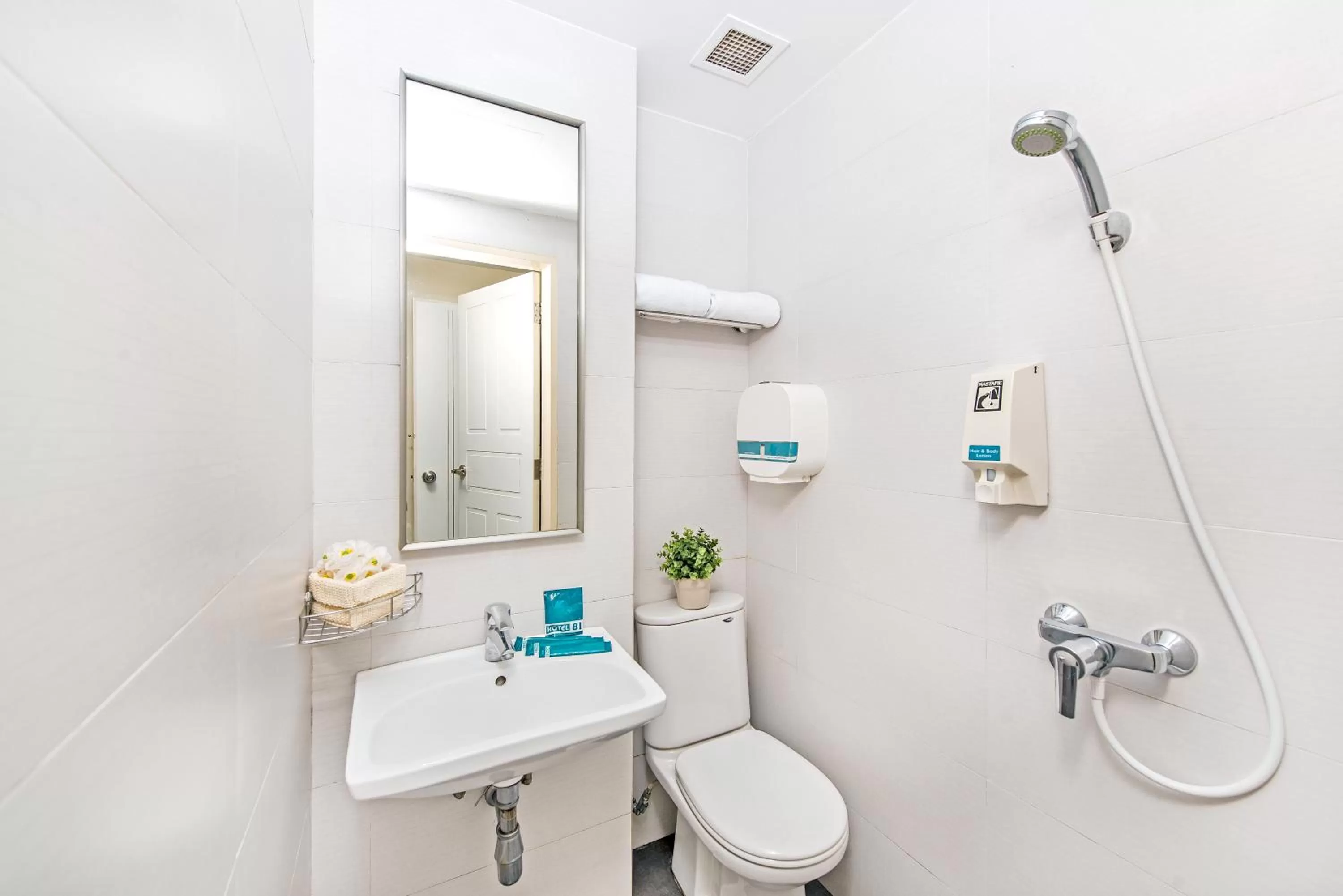 Standard Twin Room in Hotel 81 Elegance