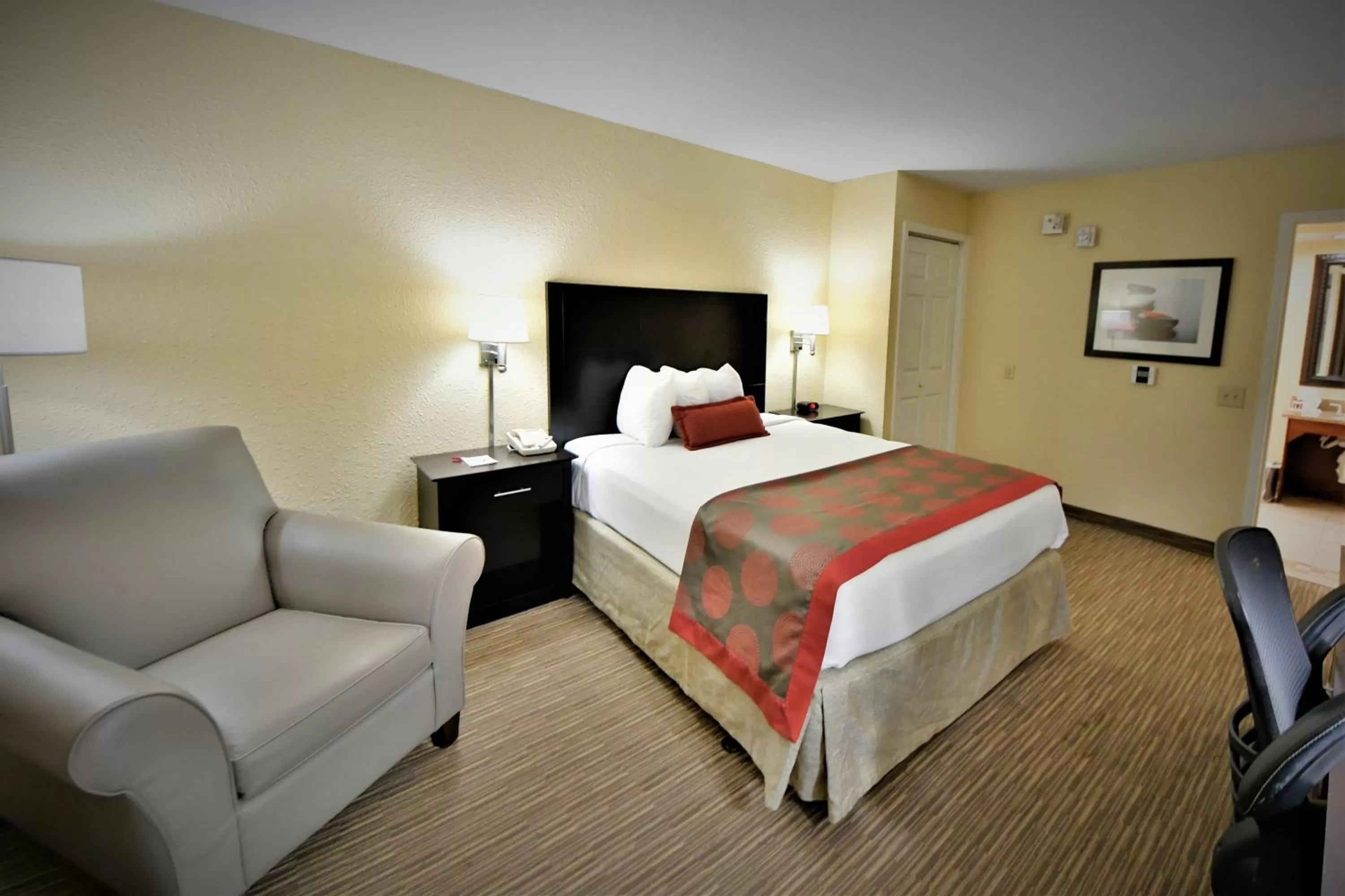Queen Room with Mobility/Hearing Access - Non-Smoking in Ramada by Wyndham Jacksonville Hotel & Conference Center