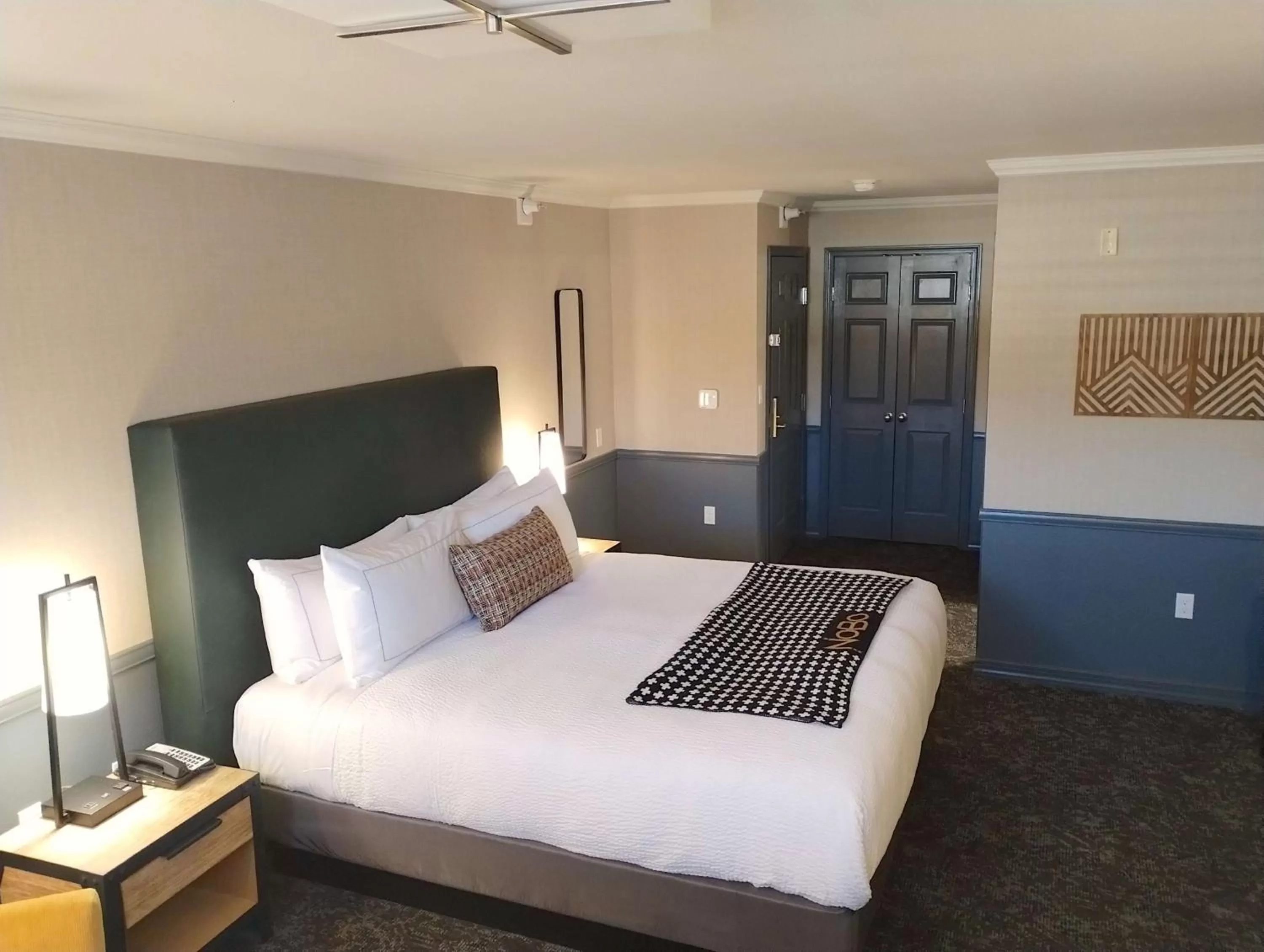 King Room in Hotel NoBo Cascade, Tapestry Collection by Hilton