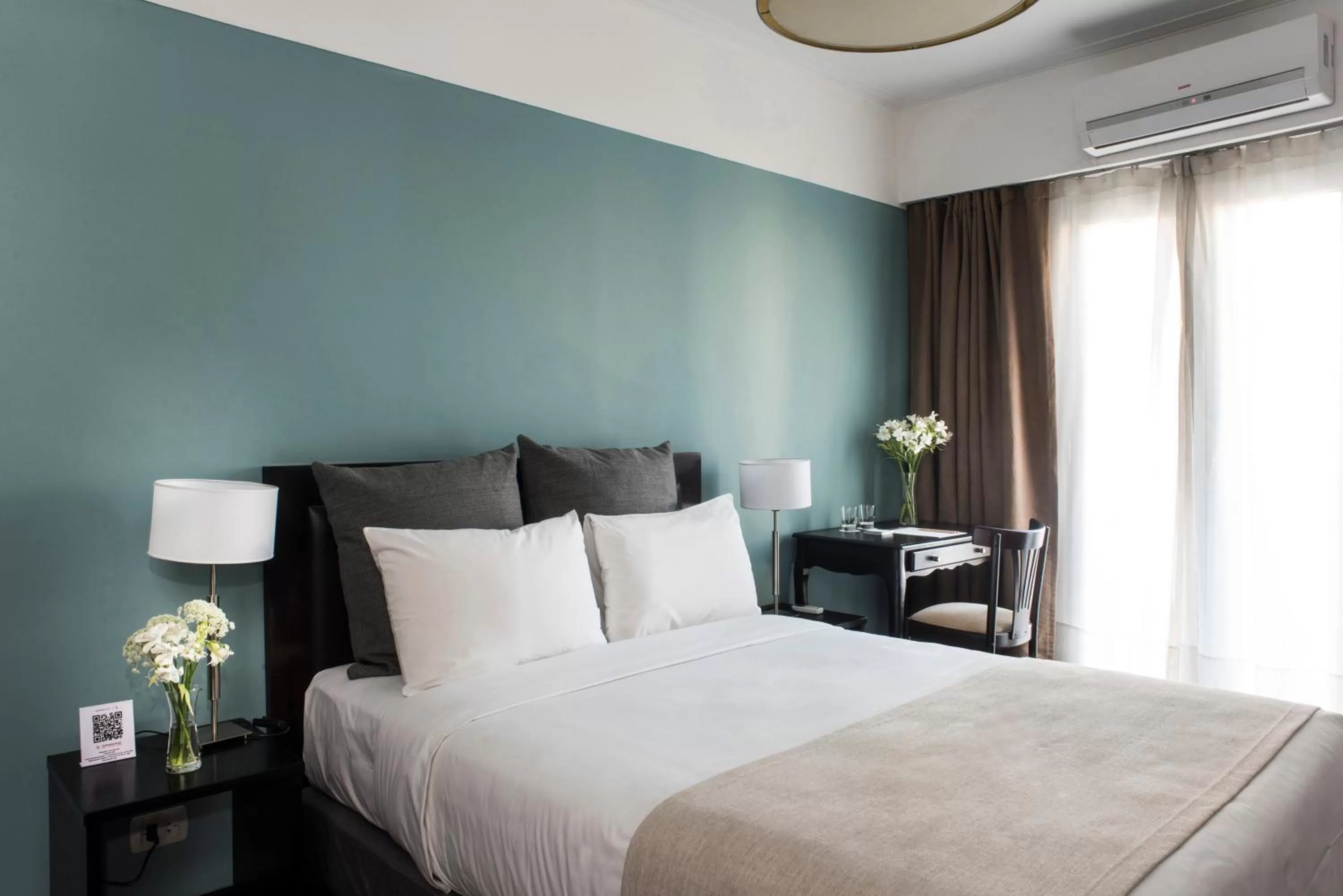 Deluxe Room in Rochester Hotel Classic