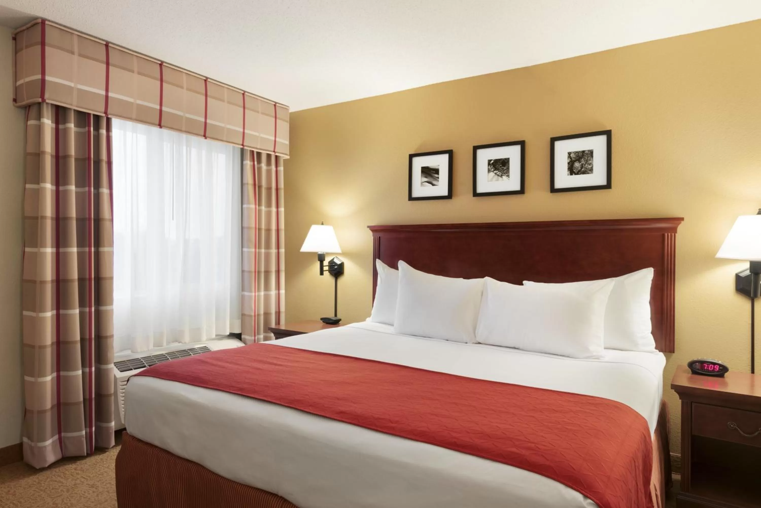 One-Bedroom Executive King Suite in Country Inn & Suites by Radisson, Cedar Rapids Airport, IA