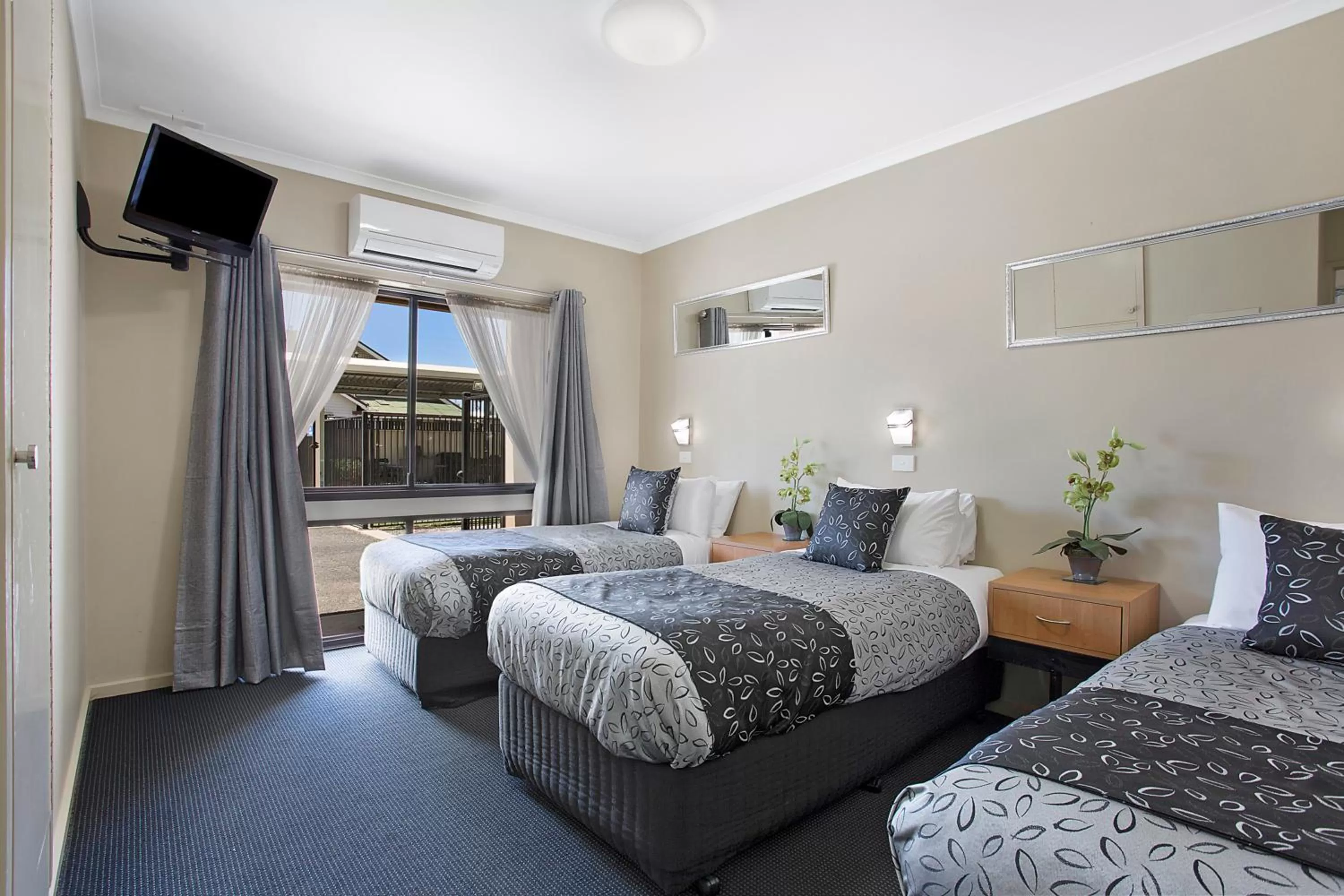 Executive Two-Bedroom Suite in Comfort Inn May Park