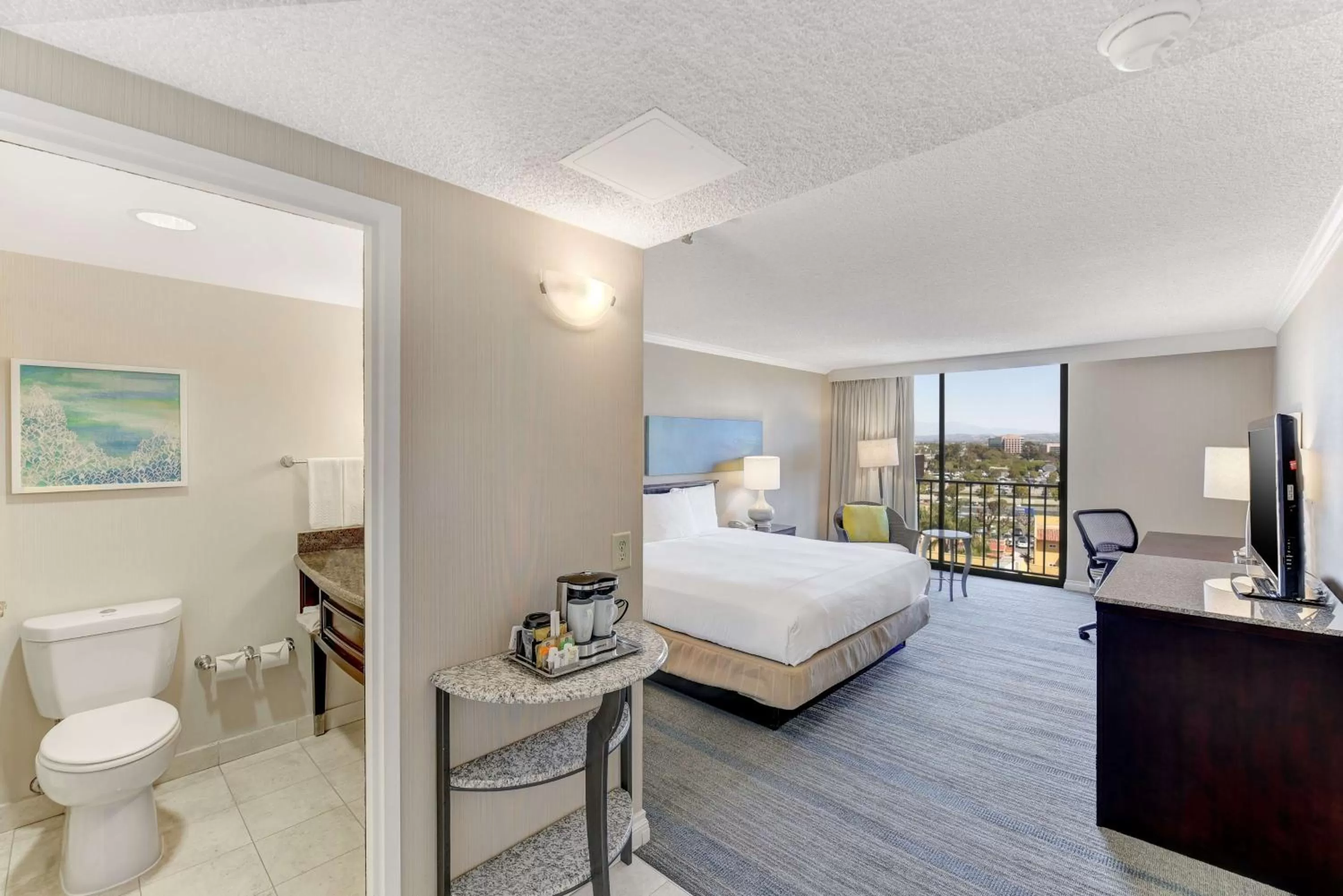 King Room with Accessible Tub - Mobility Access in Hilton Irvine/Orange County Airport