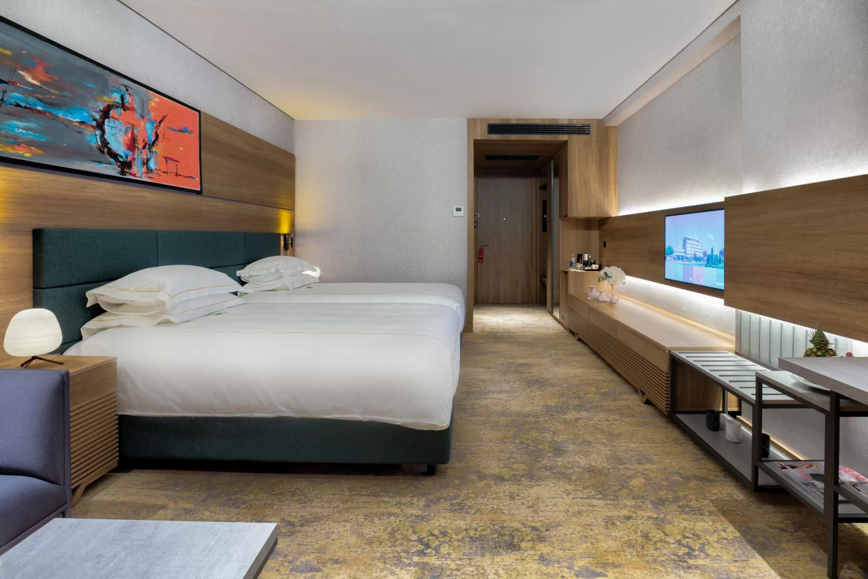 Large Twin Room in Emerald Hotel