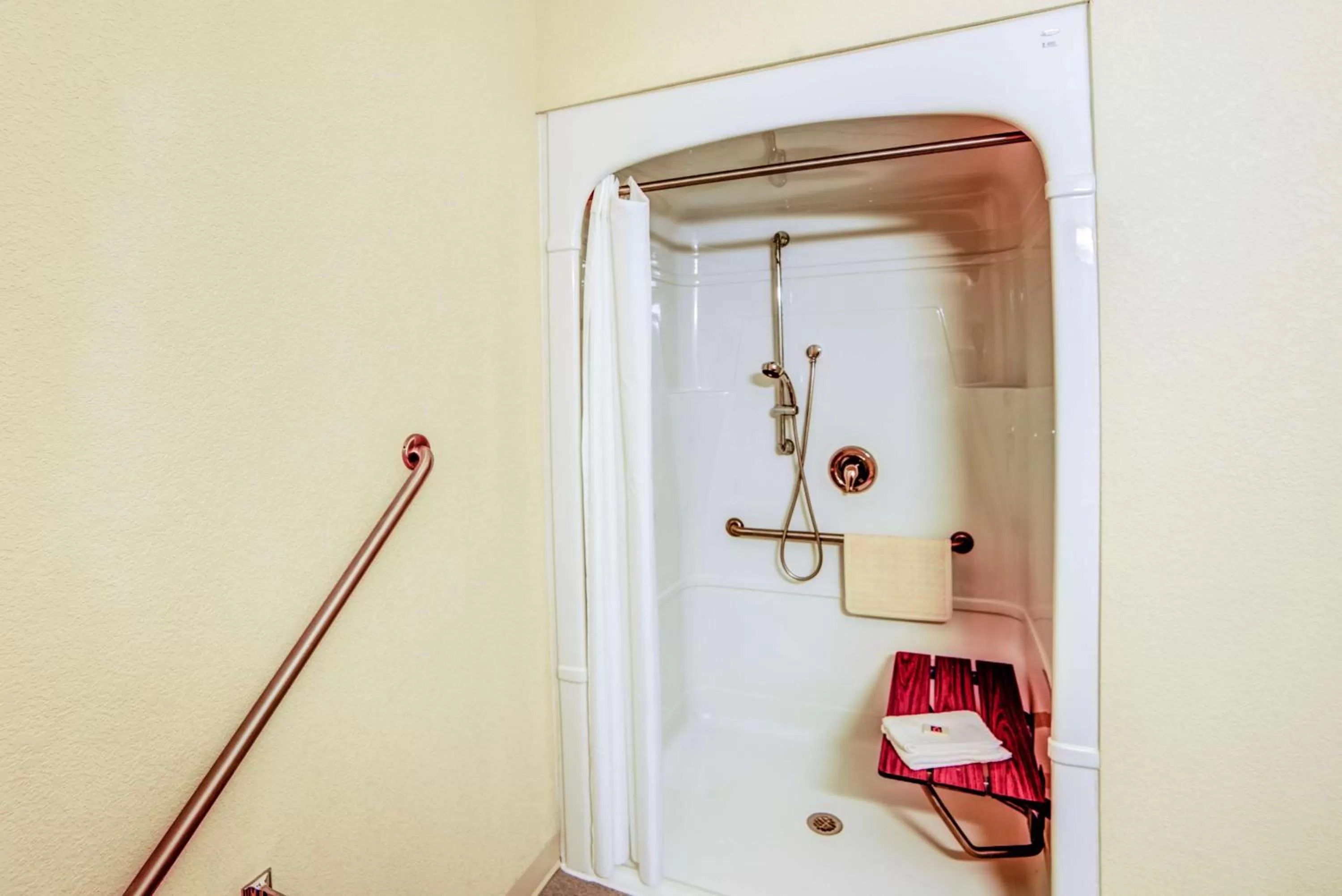 Queen Room - Disability Access - Roll in Shower in Motel 6-Huntsville, ON