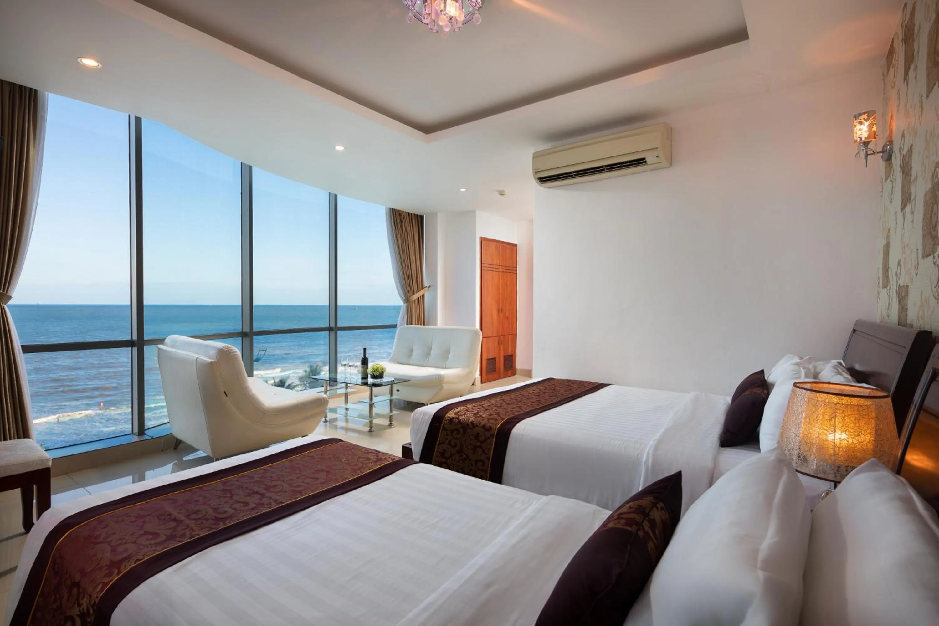 Suite Triple with sea view in Corvin Hotel