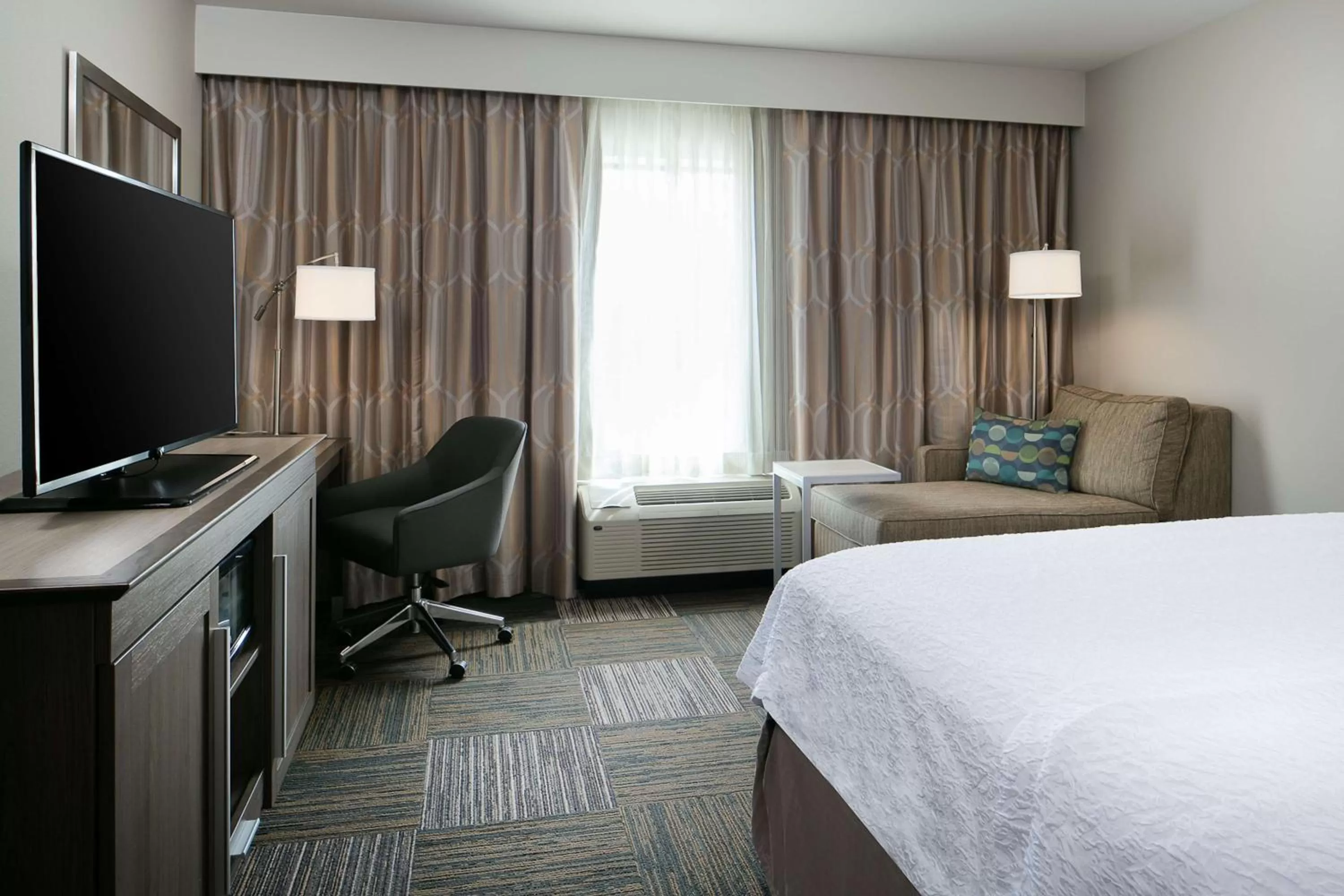 King Room - Mobility Access/Non-Smoking in Hampton Inn & Suites Mason City, IA