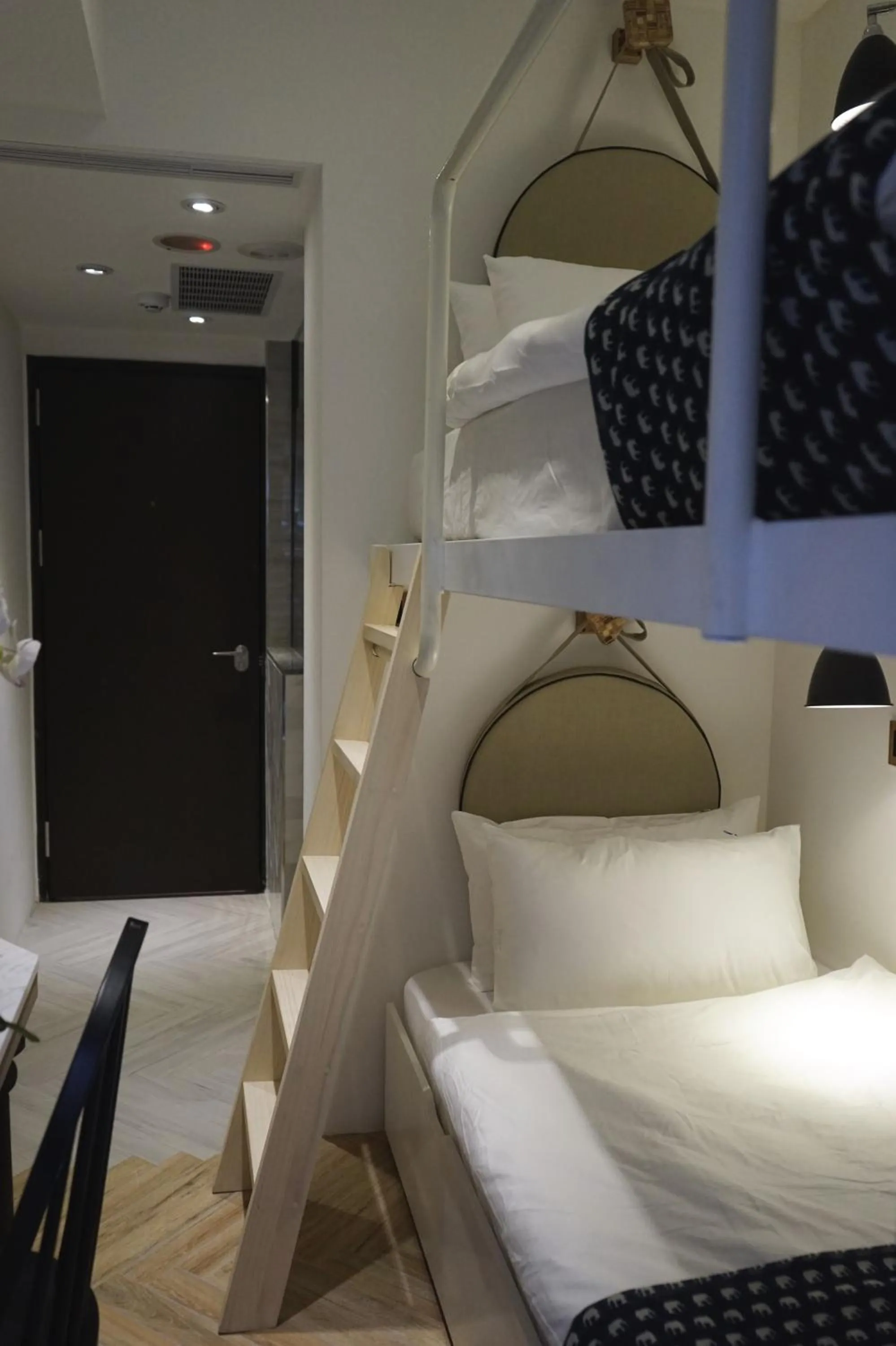 Bunk Bed Room with Private Bathroom in NiHao Café Hotel