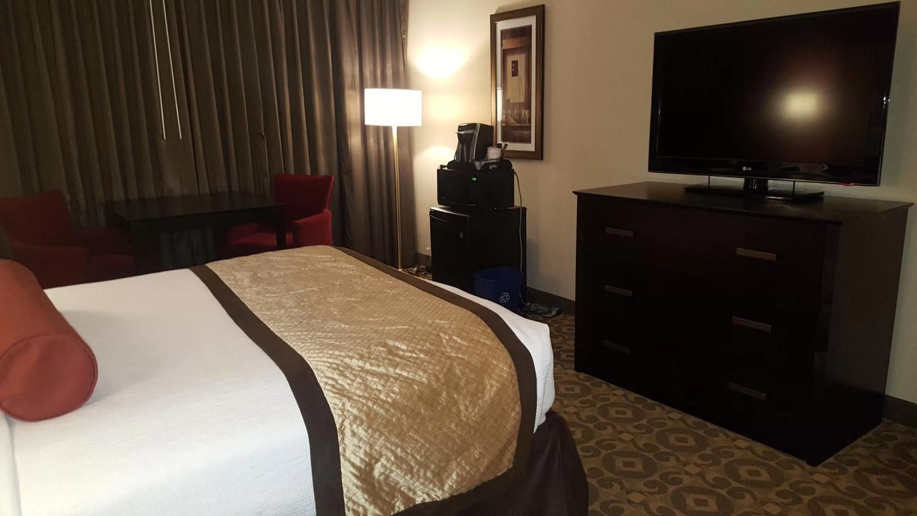 Queen Room with Bath Tub - Disability Access in Best Western Premier Nicollet Inn