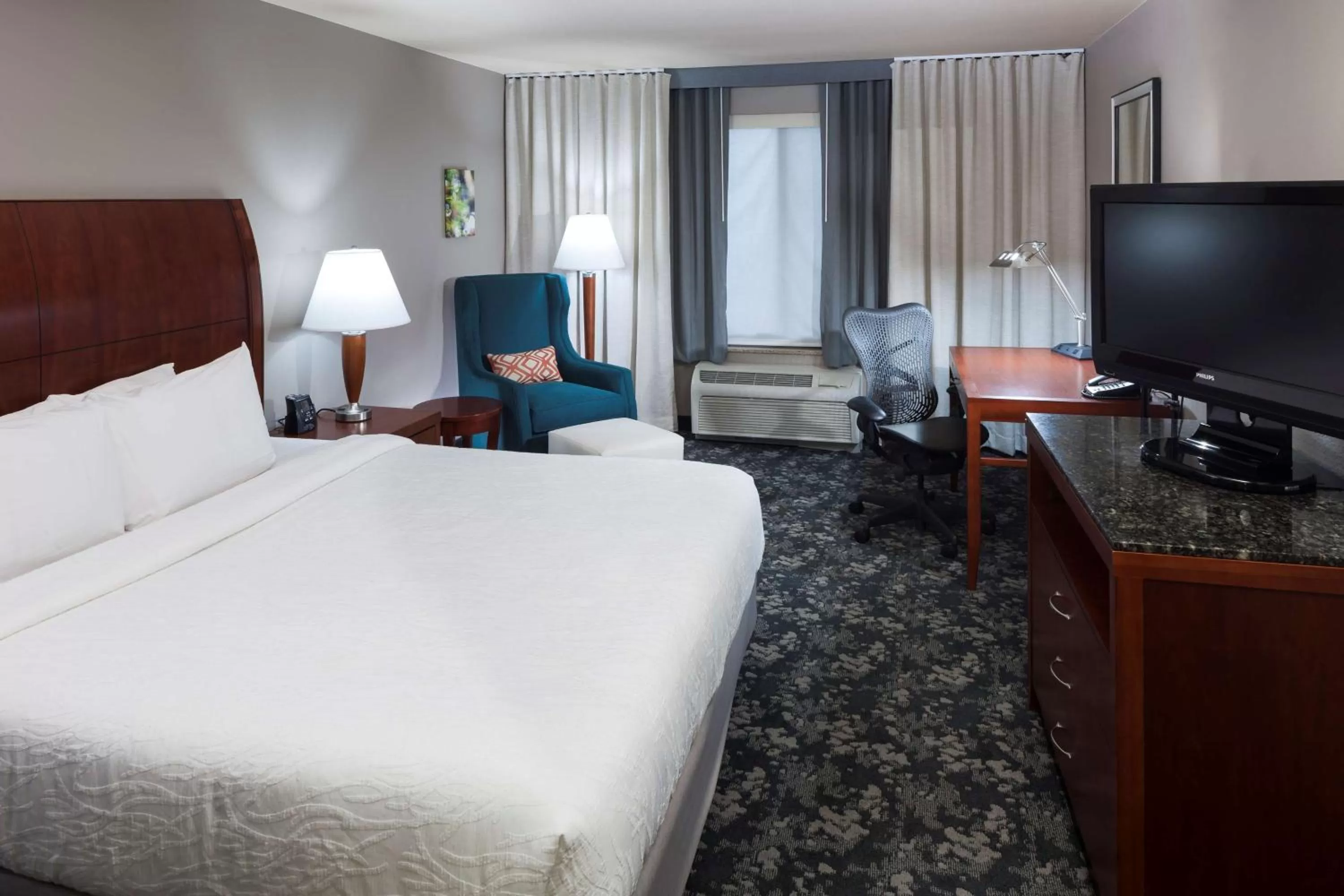 King Room with Tub - Mobility and Hearing Access in Hilton Garden Inn Austin North