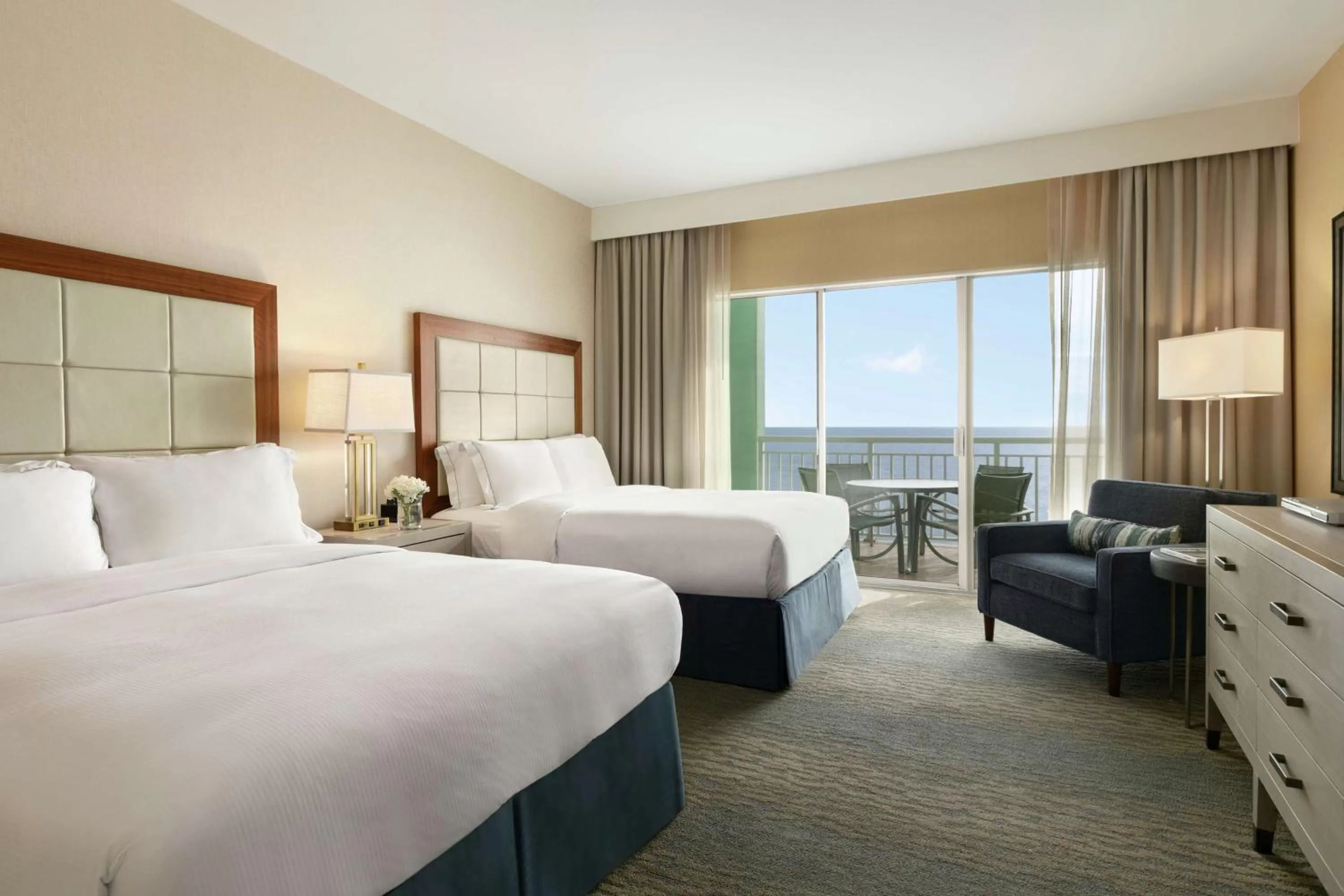 Queen Suite with Tub - Mobility Accessible - Oceanfront in Hilton Suites Ocean City Oceanfront