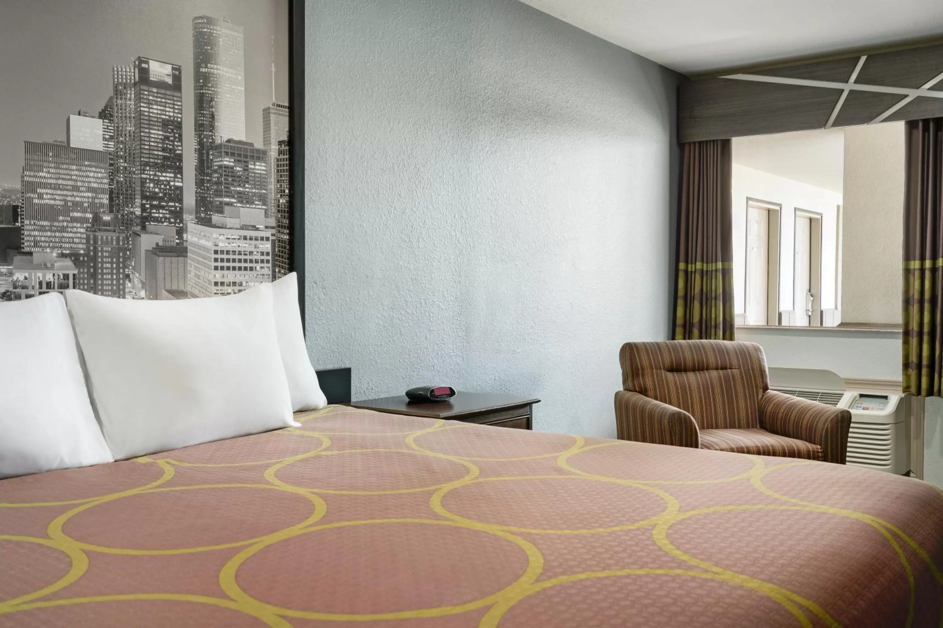 King Room - Non-Smoking in Super 8 by Wyndham Houston/Dtwn/I-610