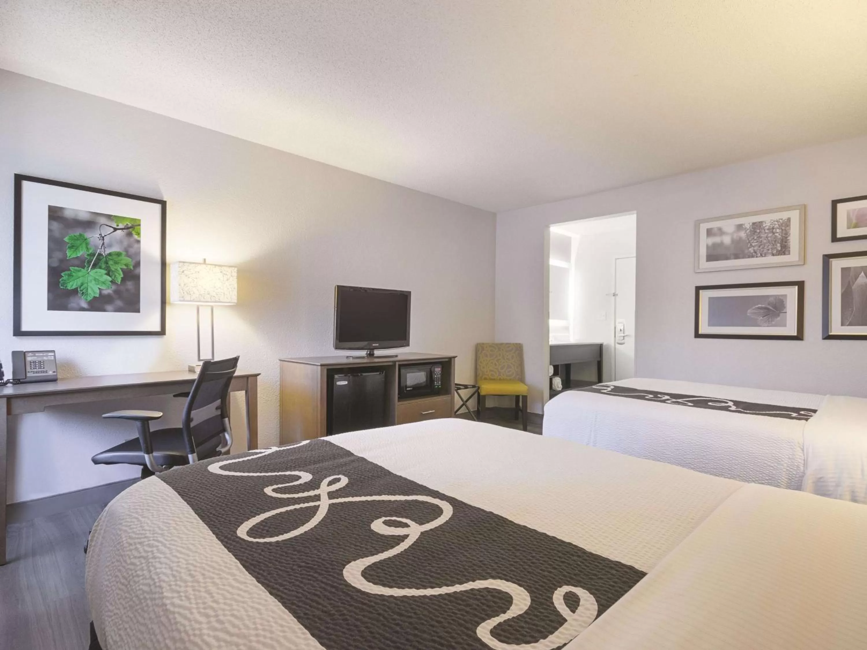 Double Room with Two Double Beds and Mobility/Hearing Impaired Access - Non-Smoking in La Quinta by Wyndham Hartford Bradley Airport