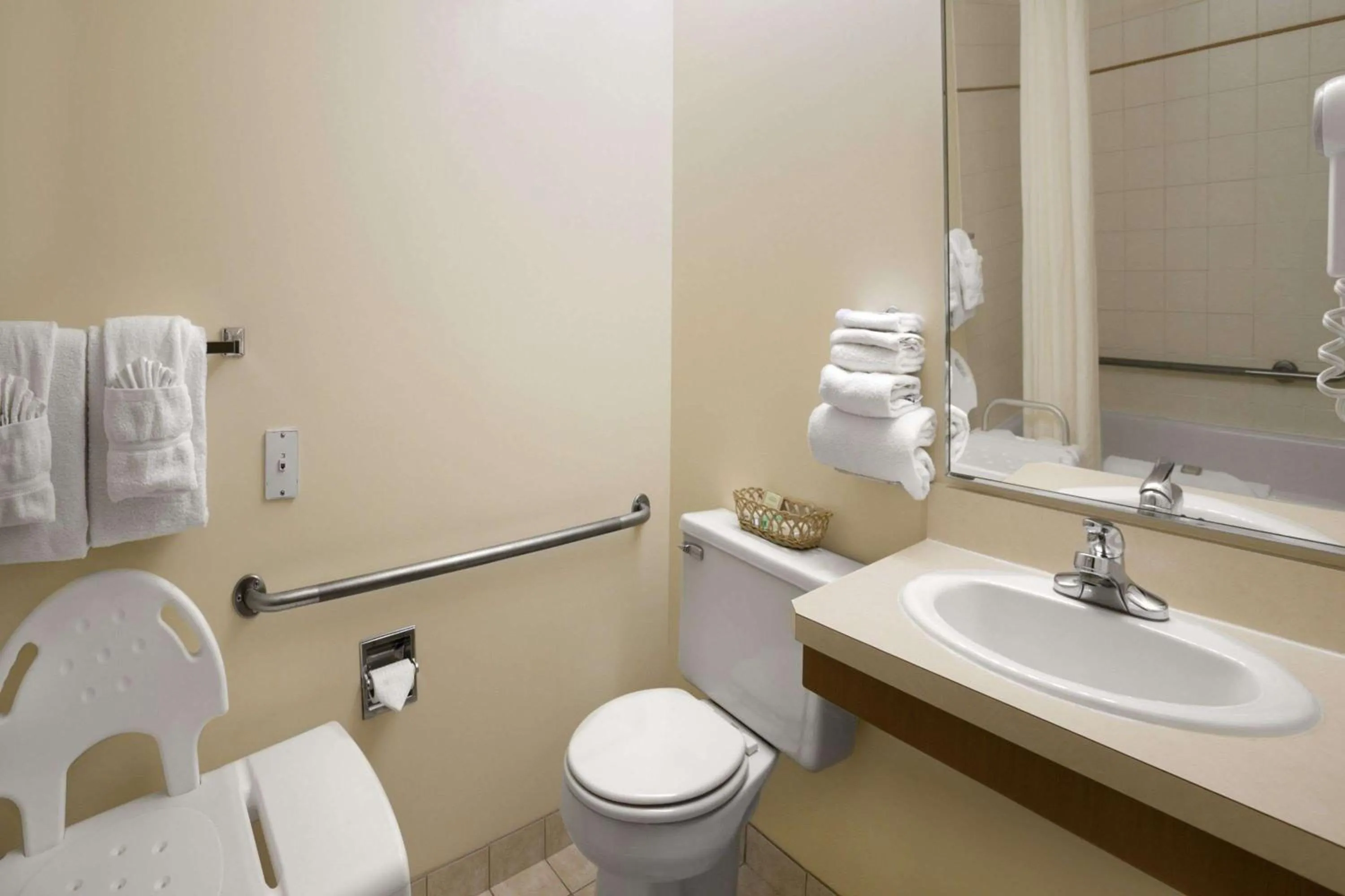 Queen Room - Mobility Access/Non-Smoking in Super 8 by Wyndham Slave Lake AB