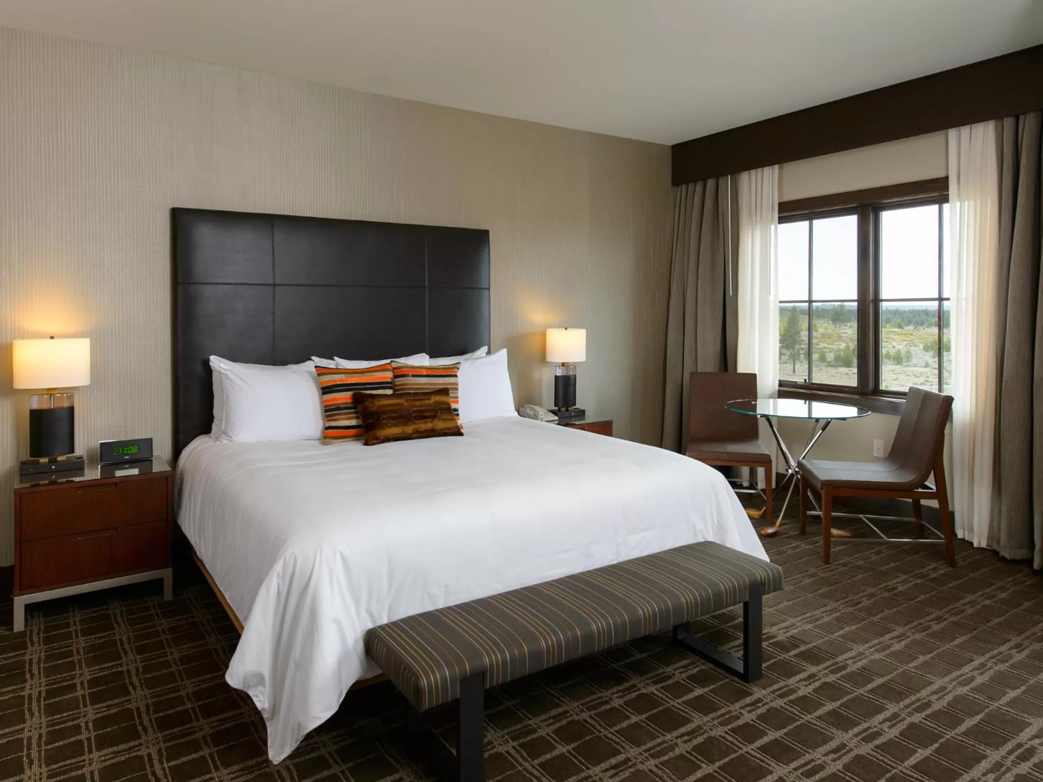 Deluxe Corner King Room with Southern View in Tetherow Hotel