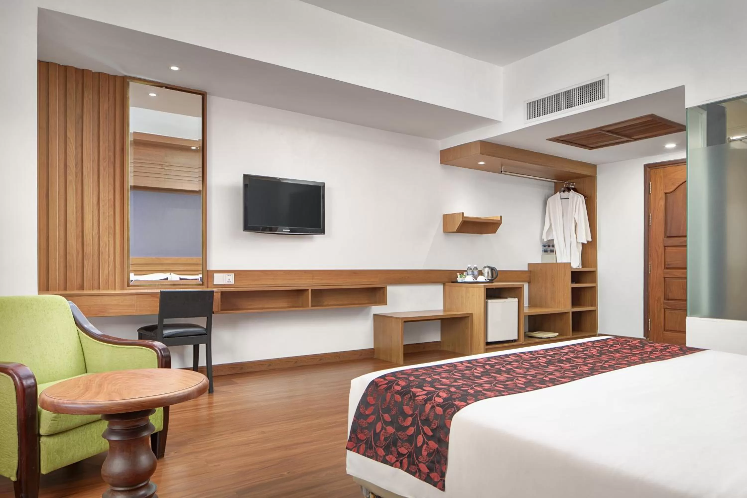 Deluxe Double Room in Ohana Phnom Penh Palace Hotel