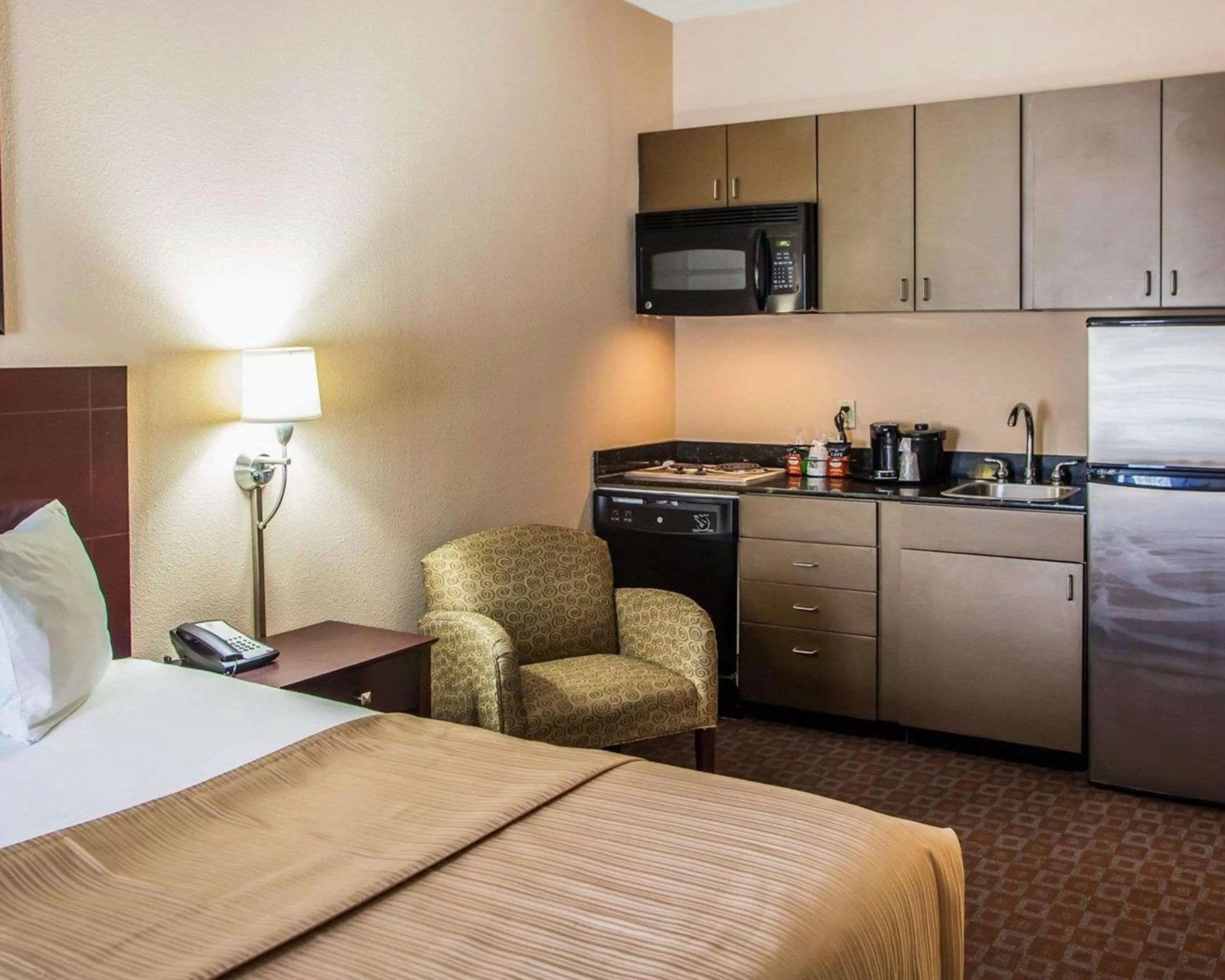 Efficiency Queen Room with Accessible Tub - Accessible/Non-Smoking in Quality Inn & Suites Peoria