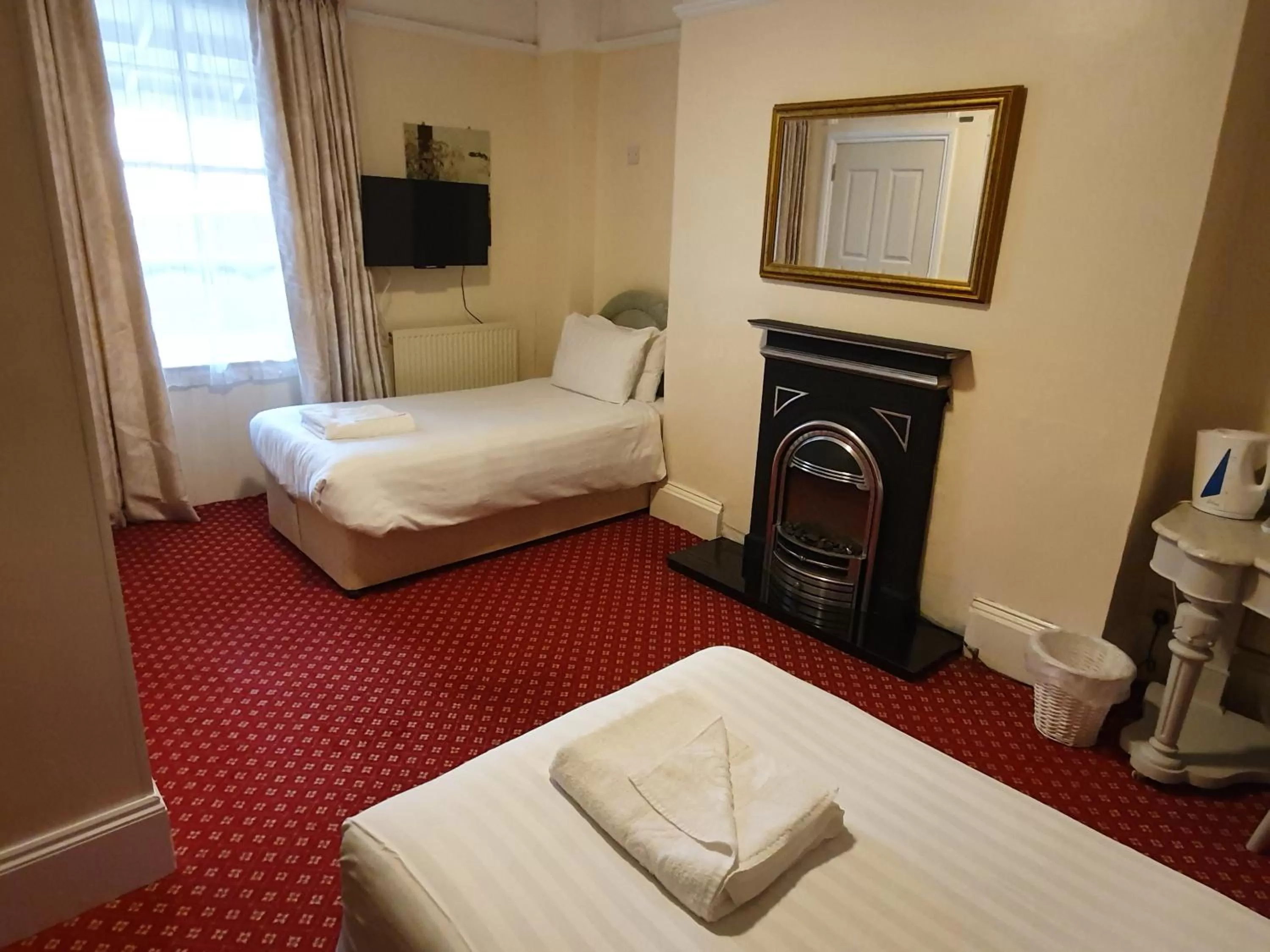 Standard Twin Room in Alexandra Hotel
