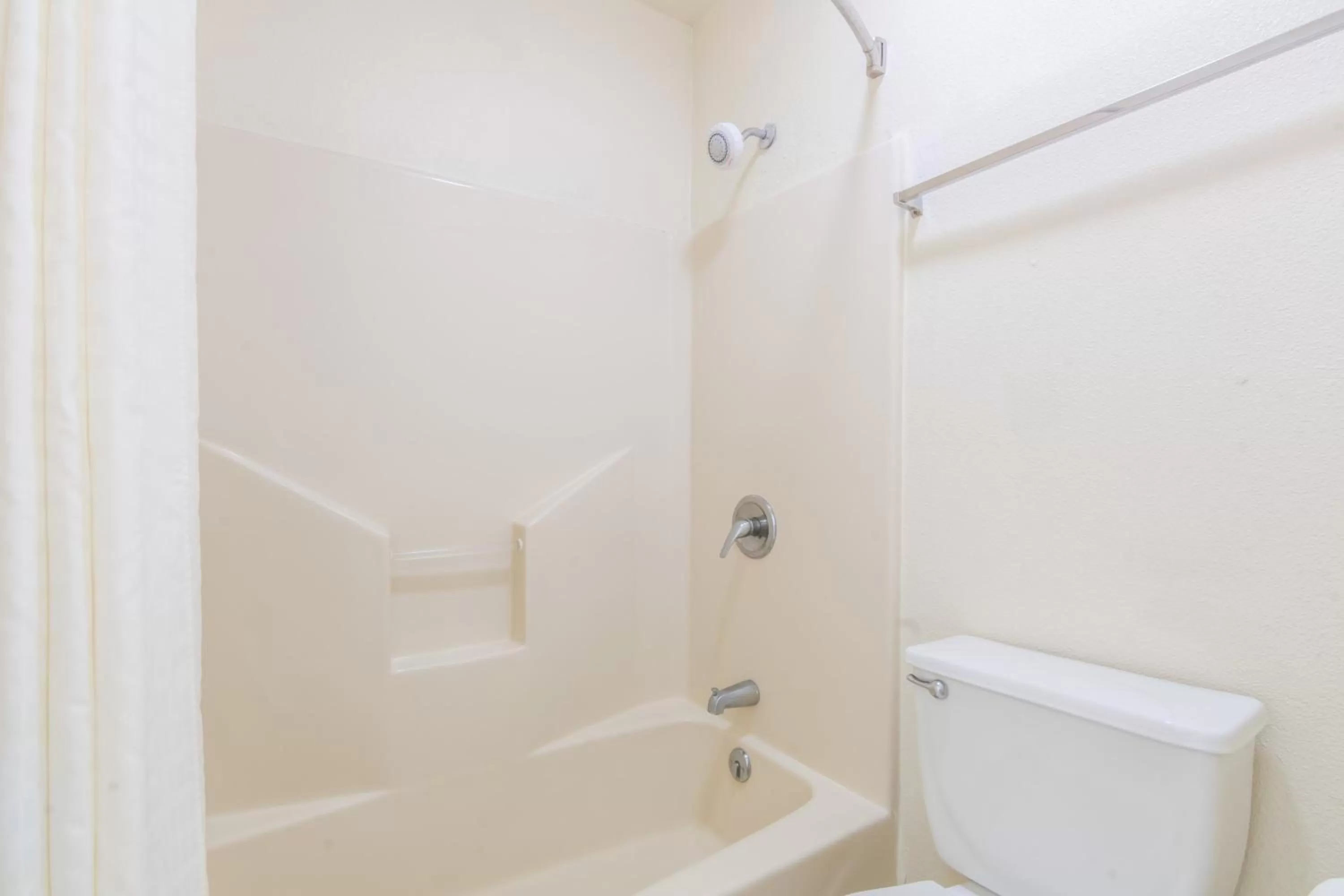 King Room -Smoking in Travelodge by Wyndham Temple