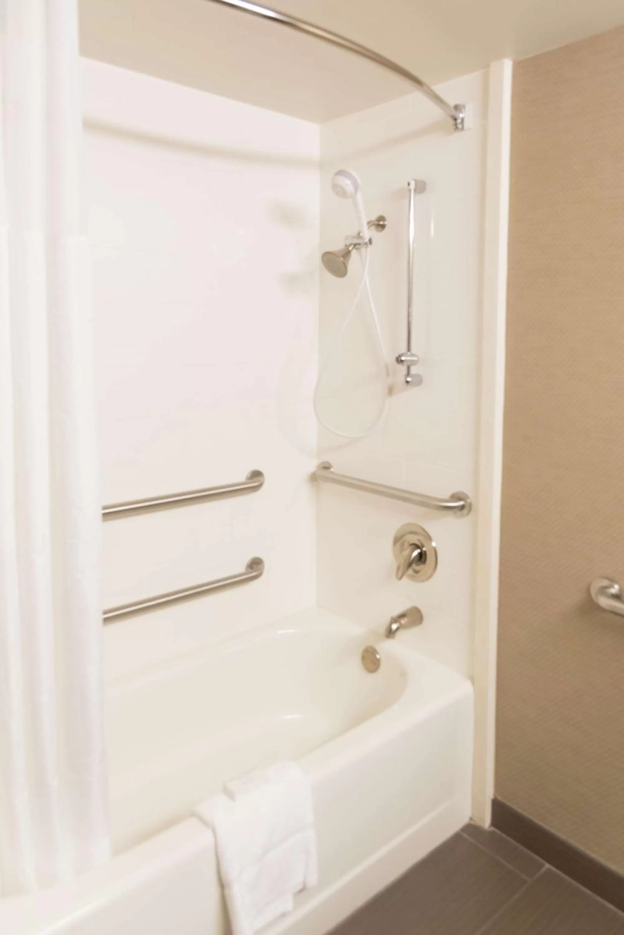 Queen Room - Disability Access/Non-Smoking in Hampton Inn Muskegon