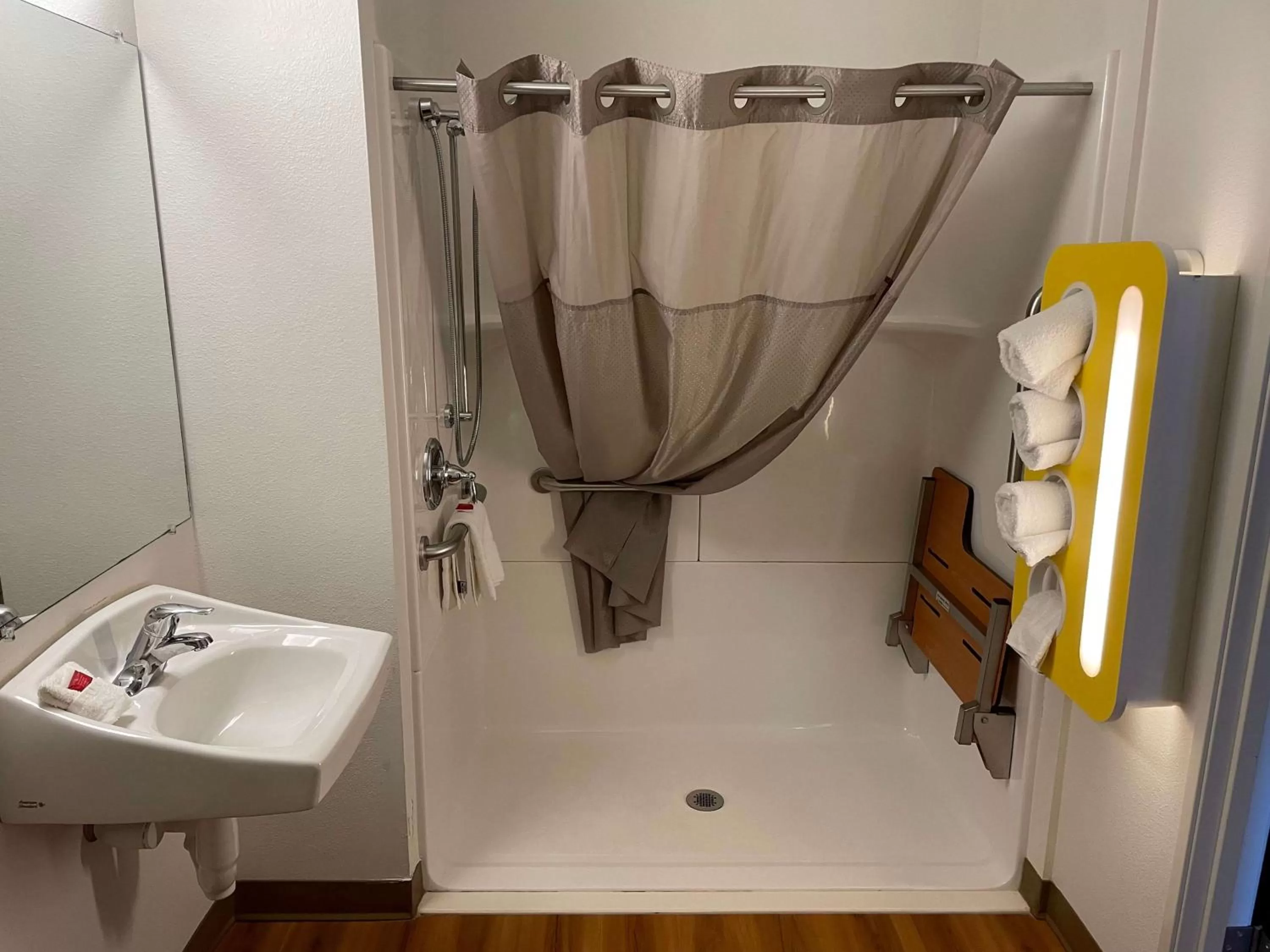Queen Room with Roll-In Shower - Mobility Accessible/Non-Smoking in Baymont by Wyndham Williston