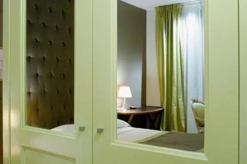 Photo of the whole room, Bed in Windsor Opera